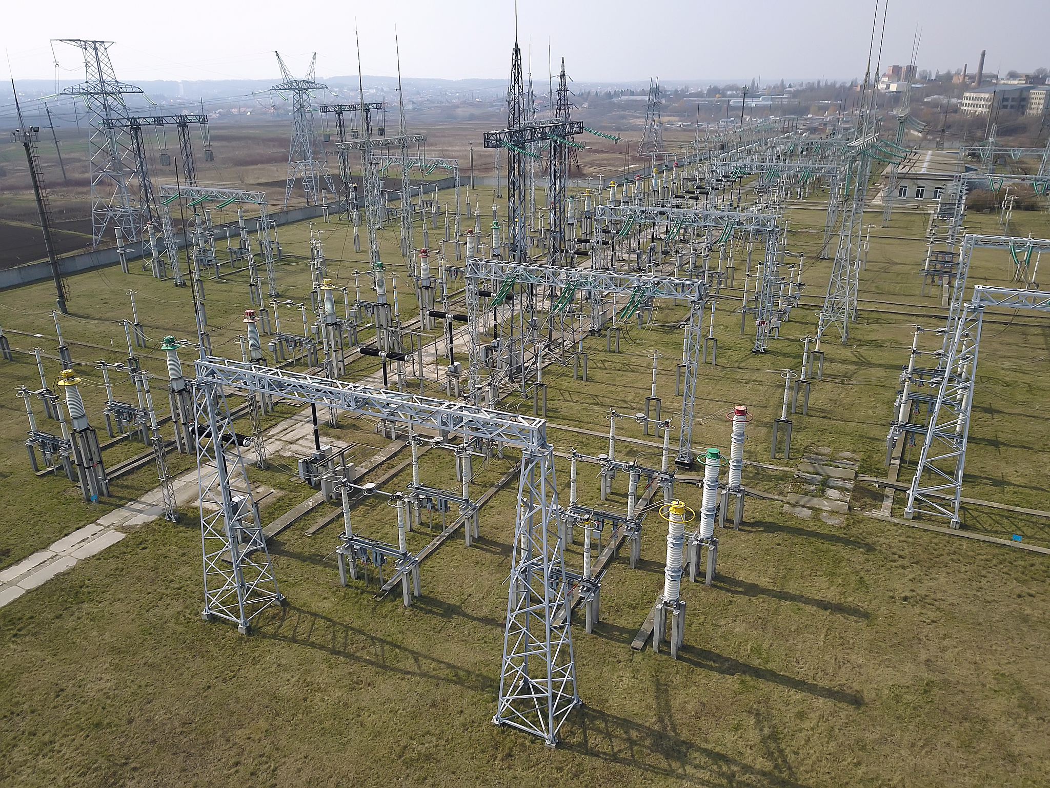 润色下面这句话接受了相关培训和指导学习无人机操作与控制以及对电力杆塔进行拍摄和数据采集。在培训过程中我学习了无人机的飞行规则和安全操作并了解了其各种功能和性能。期间多次前往现场对电力杆塔进行拍摄。通过飞行和拍摄将电力杆塔的各个角度和细节记录在照片和视频中。对采集到的数据进行处理和分析使用小孔成像和放大系数法对照片和视频进行处理将其转化为三维模型。通过融合照片和视频得到电力杆塔的真实形状和结构。同时