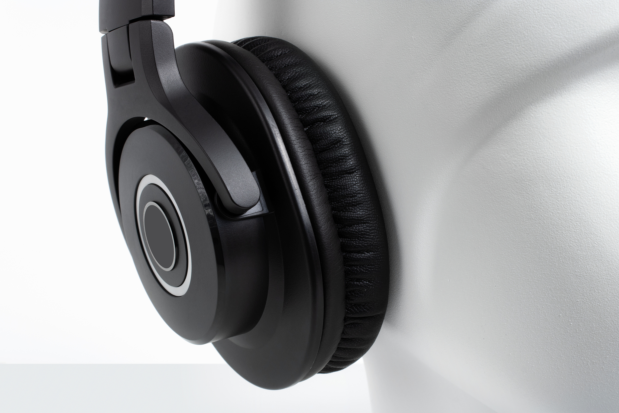 本文在高中生音乐感知理论研究的基础上，以通辽市一所普通中学高中生和音乐特长生为研究对象，运用问卷调查法对高中生音乐感知能力的现状进行了调查，从中发现存在的具体问题如下：1.绝大多数高中生喜欢音乐，但对课外的音乐的学习愿望更强烈；2.高中生的音乐基础素质参差不齐，音乐基础知识薄弱。将形成这样音乐感知特征的主要原因归为：个体因素、家庭因素和社会因素。对此，笔者提出了相应的教学策略：培养学生学习音乐的兴趣、强化学生音乐基础知识、加强音乐实践活动、开展音乐作品鉴赏、音乐课程资源多样化。