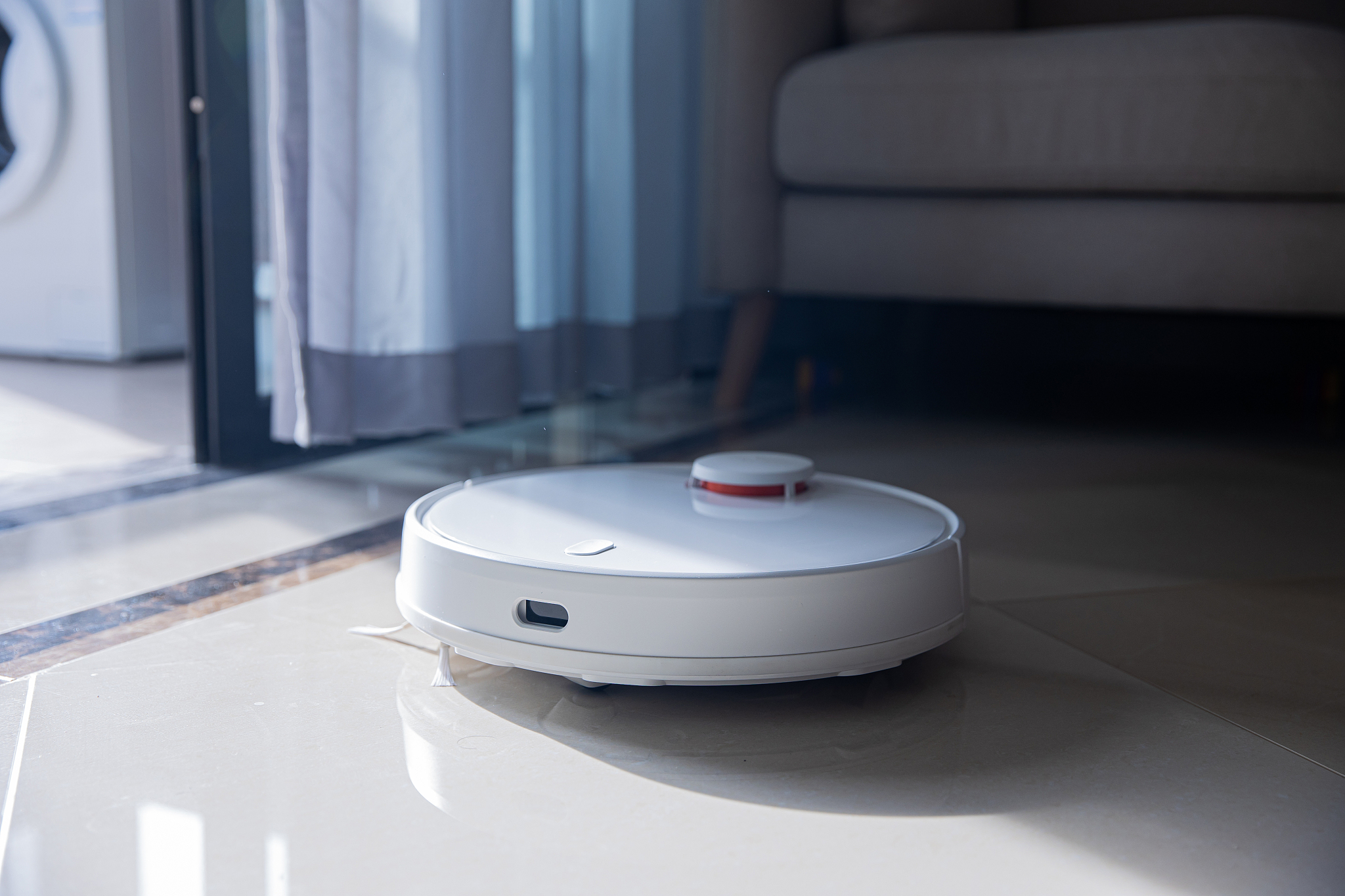 项目名称：智能扫地机器人有避障功能可以语音控制远程控制。 项目方案至少1000字请详细说明项目的训练目标、前期准备、组织实施前期中期后期、进度及时间安排一年、实践环节。