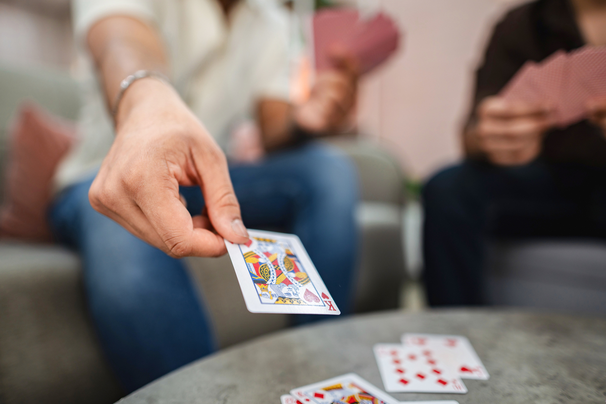 打扑克：益智娱乐，提升社交能力
