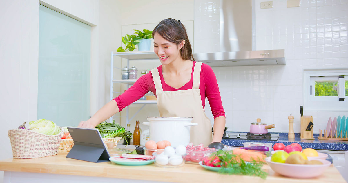 年轻人厨房学做菜，老婆婆开导暖人心