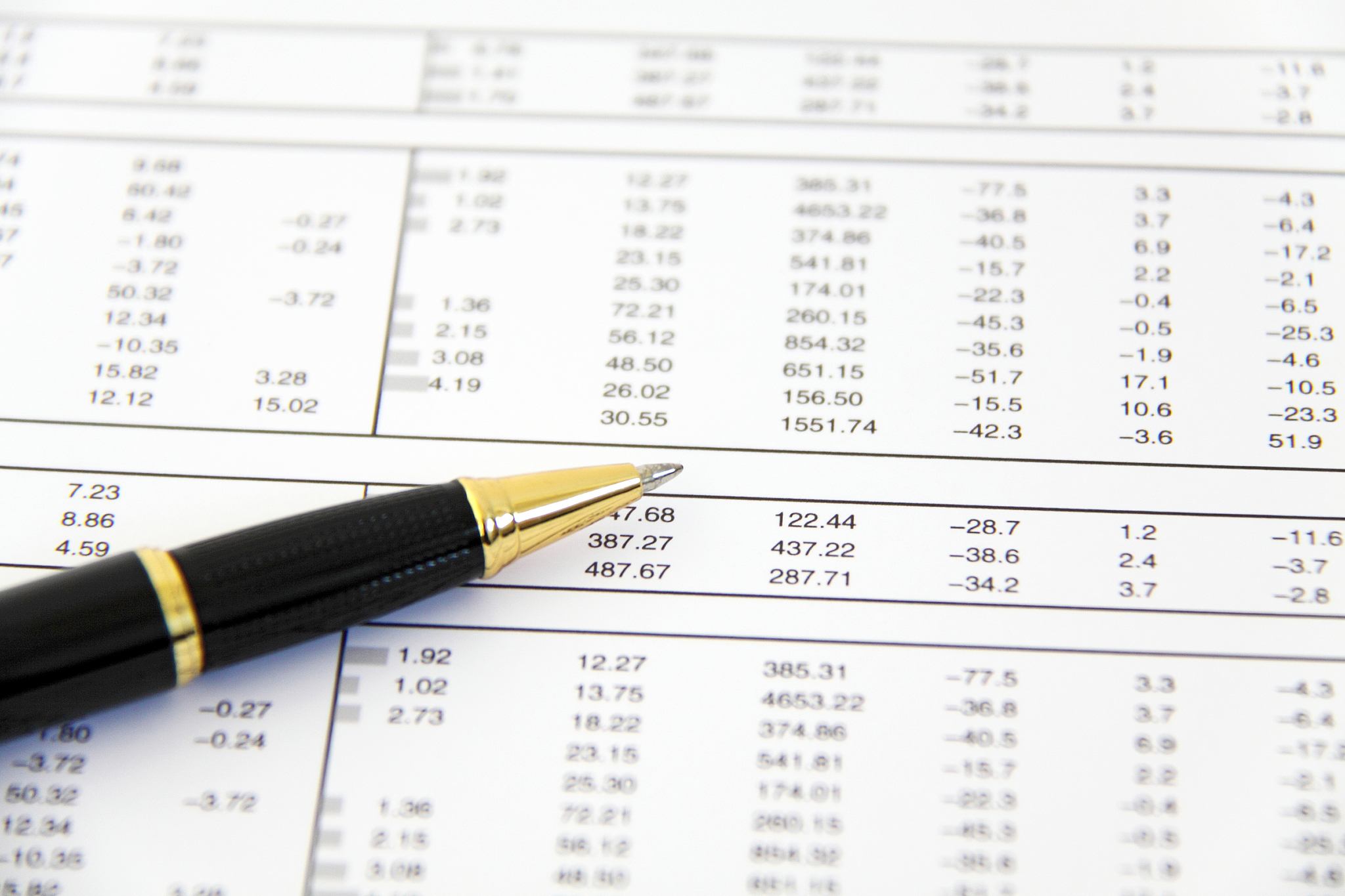 1134085331:以公允价值与盈余管理为主题写一篇文献综述		公允价值与盈余管理是财务会计领域中的两个重要概念。公允价值是指一个资产或负债在市场上的估价而盈余管理则是指企业通过财务报表的编制来达到某种目的如增加股东利益或避免税收。本文将对公允价值与盈余管理之间的关系进行综述。首先公允价值对盈余管理产生了影响。一些研究表明企业在财务报表中使用公允价值来计量其资产和负债时会增加其盈余管理的可能性。 1134085331:以公允价值与盈余管理为主题写一篇文献综述		公允价值与盈余管理是财务会计领域中的两个重要概念。公允价值是指一个资产或负债在市场上的估价而盈余管理则是指企业通过财务报表的编制来达到某种目的如增加股东利益或避免税收。本文将对公允价值与盈余管理之间的关系进行综述。首先公允价值对盈余管理产生了影响。一些研究表明企业在财务报表中使用公允价值来计量其资产和负债时会增加其盈余管理的可能性。