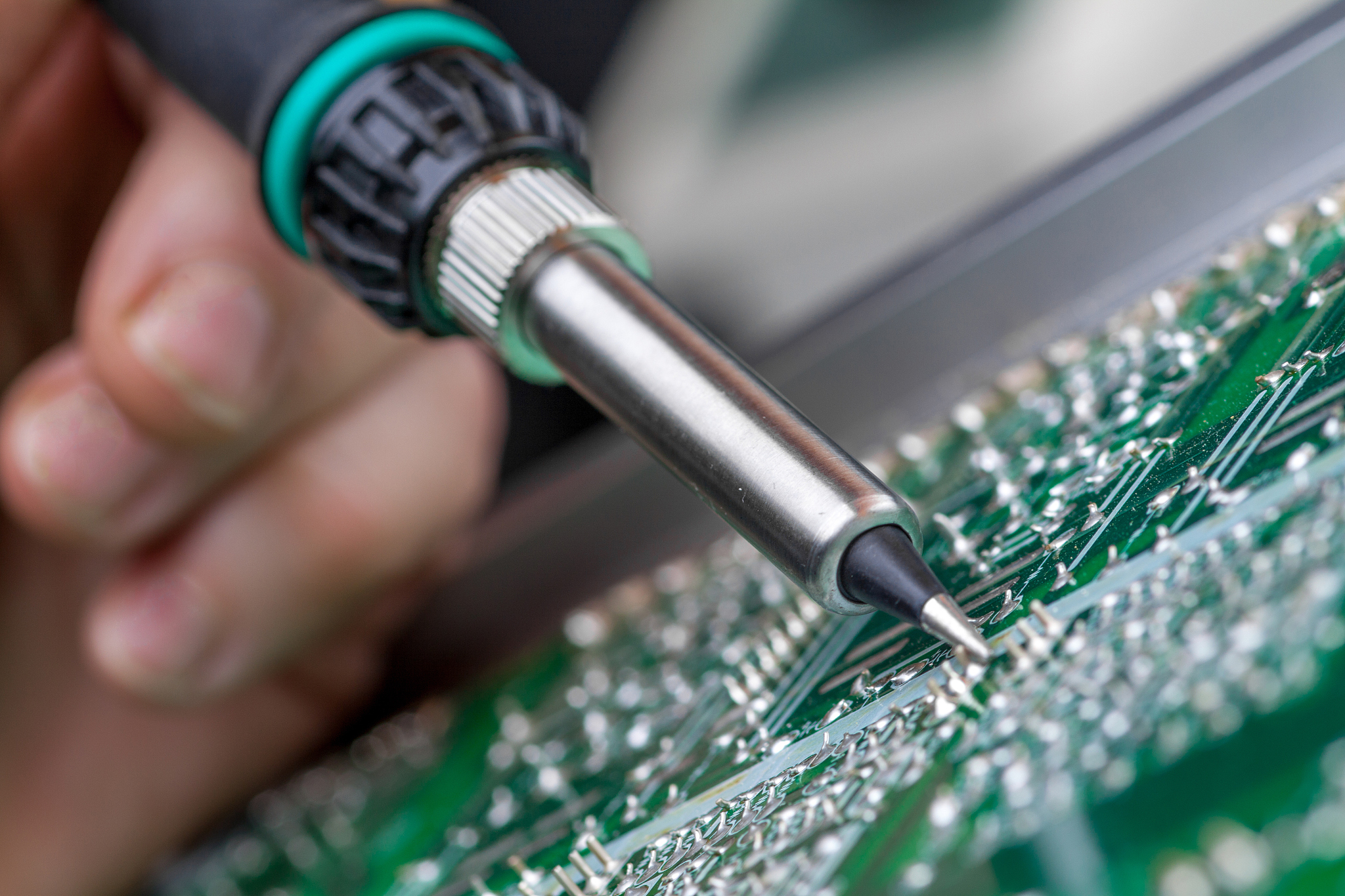 用吸锡枪吸焊锡刀头电烙铁与焊盘成多少角度帮我用200字详细描述