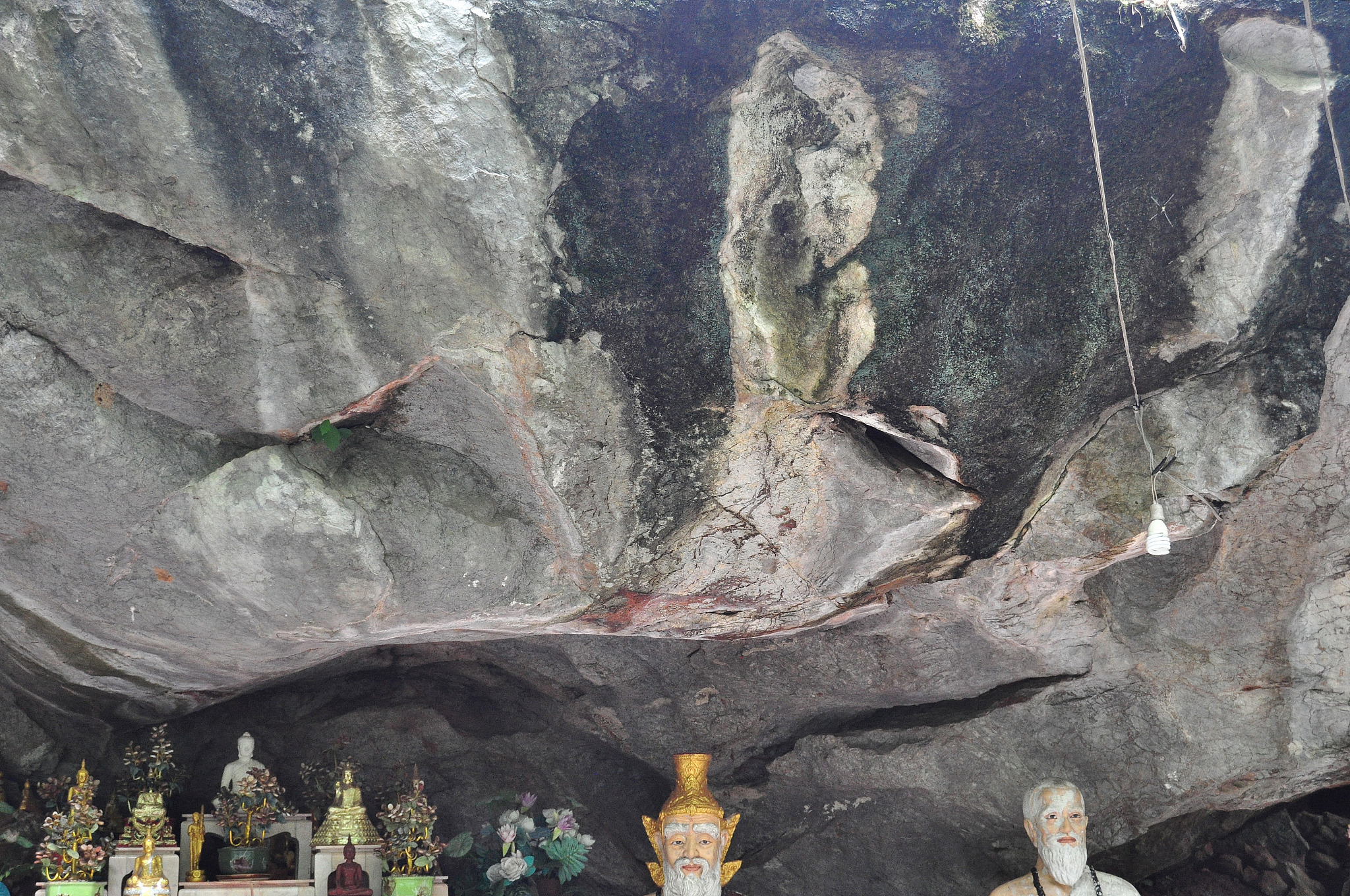 帮我吧下面这段话整理成midjourney能理解的英文关键词关键词用逗号间隔开下面是我的描述：在一大山之间有一座巨大寺庙寺庙前有一群少林寺的武僧和一些美女