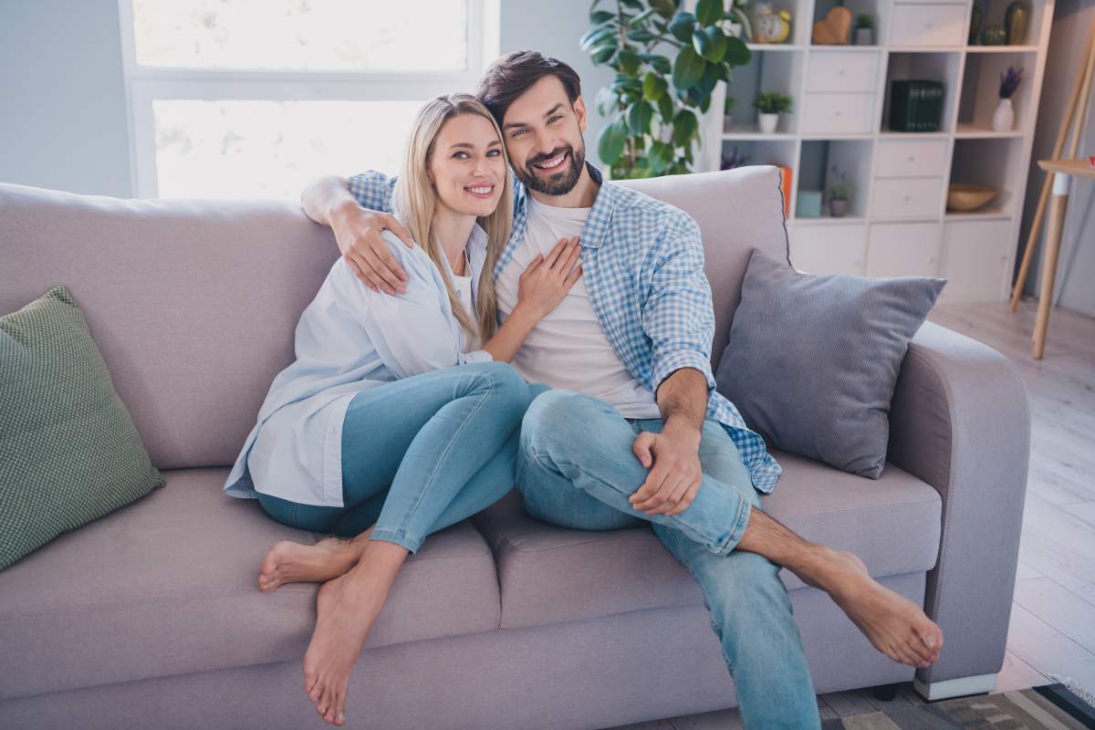 已婚女人很喜欢一个已婚男人没忍住和他表白了没想到男的给回复了说可以葱朋友做起但是聊着聊着就像恋人一样了刚开始男的很主动很热情这几天有点淡了女的告诉他每天联系一下让男的不忙了给他发信息每天中午男的会给女的发信息但是今天中午没有发女的觉得男的没有那么在乎女的女的现在应该怎么办？