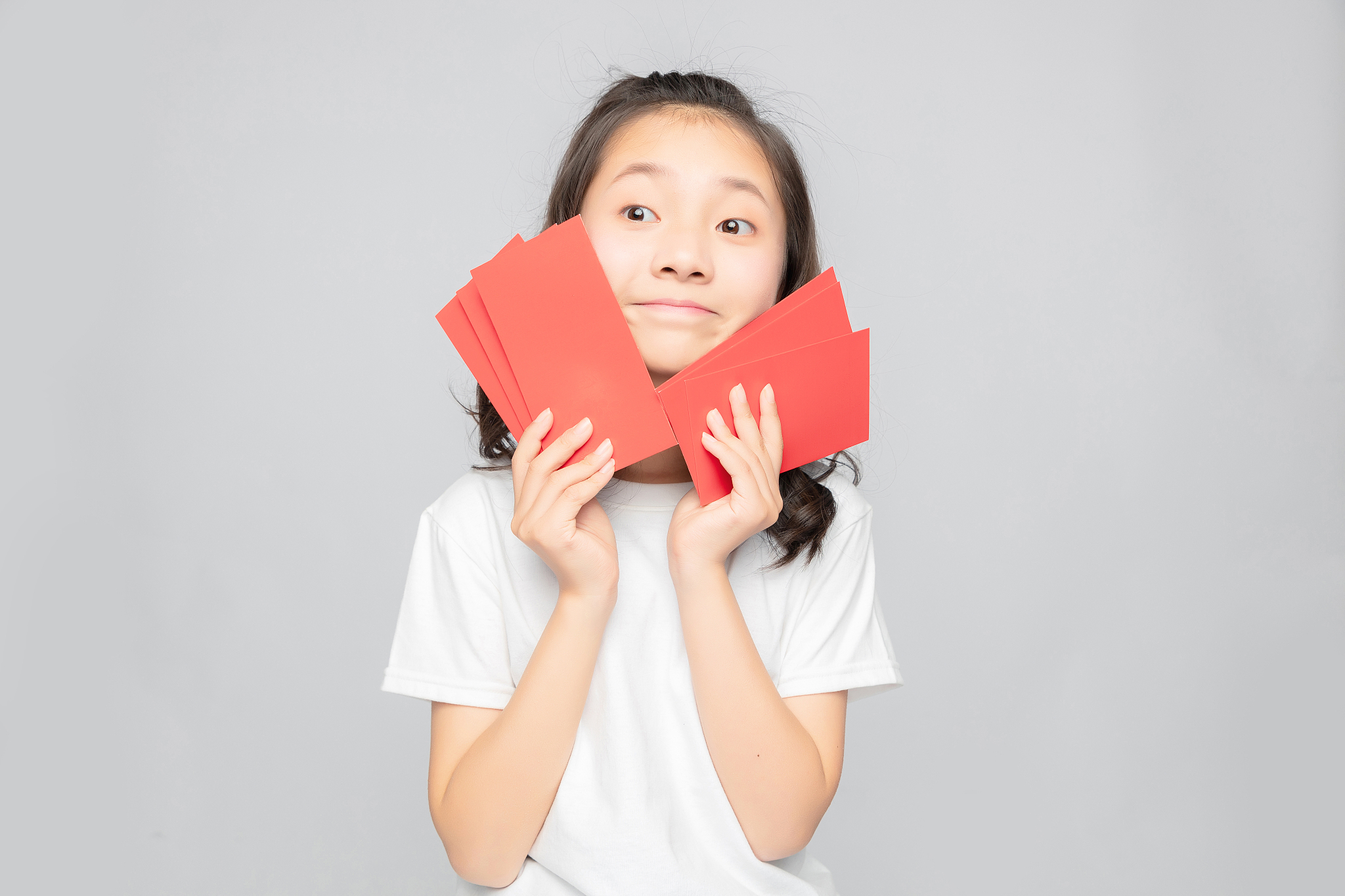 灰色背景里的亚洲小学女生