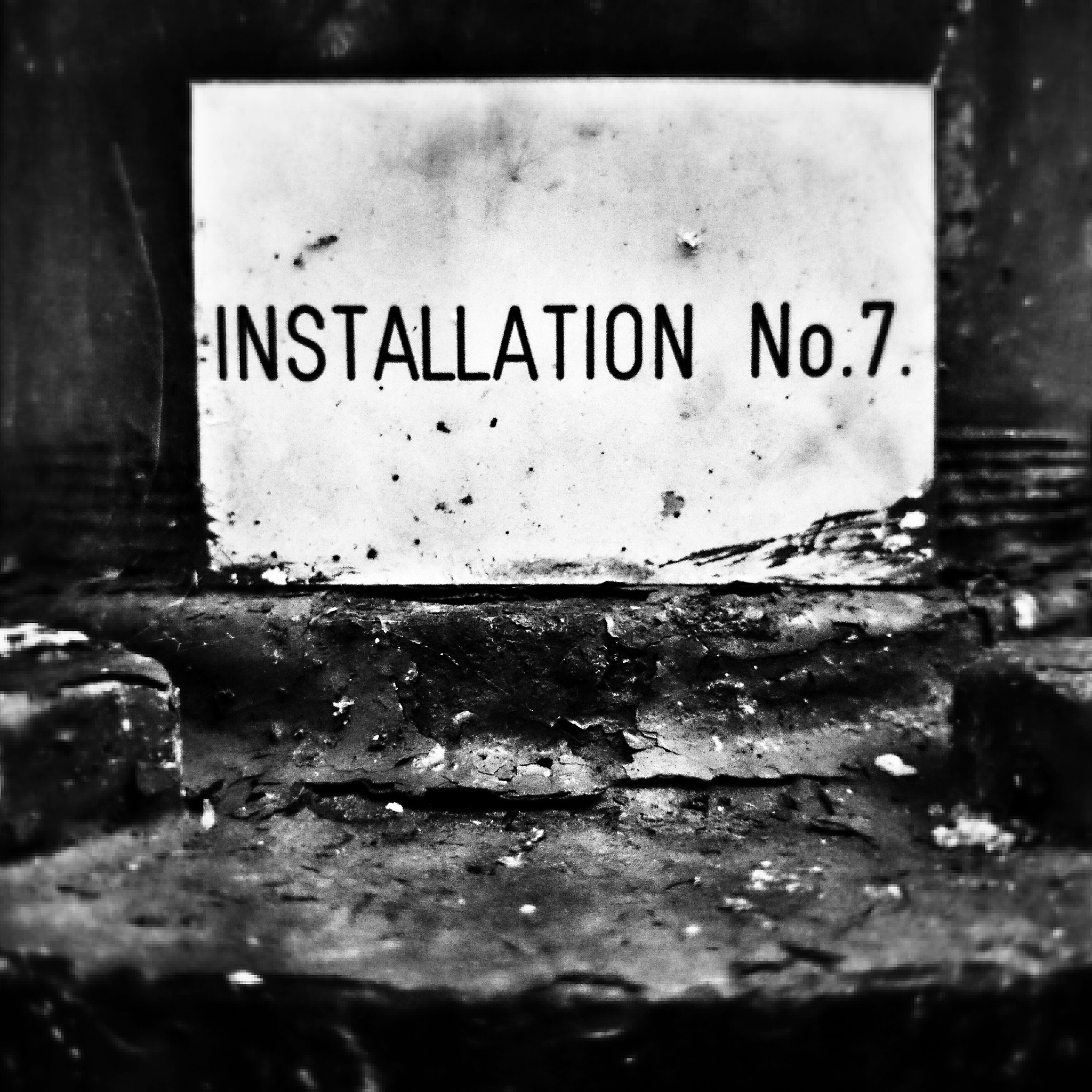 这句话什么意思？His death casts a shadow on his existence here.