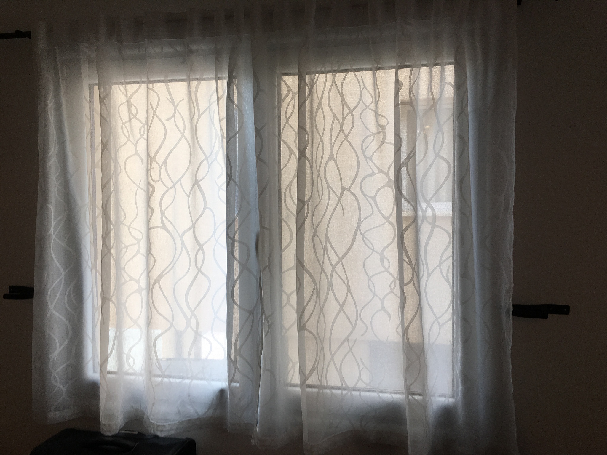 纱窗帘优缺点解析：透气美观VS隐私安全？