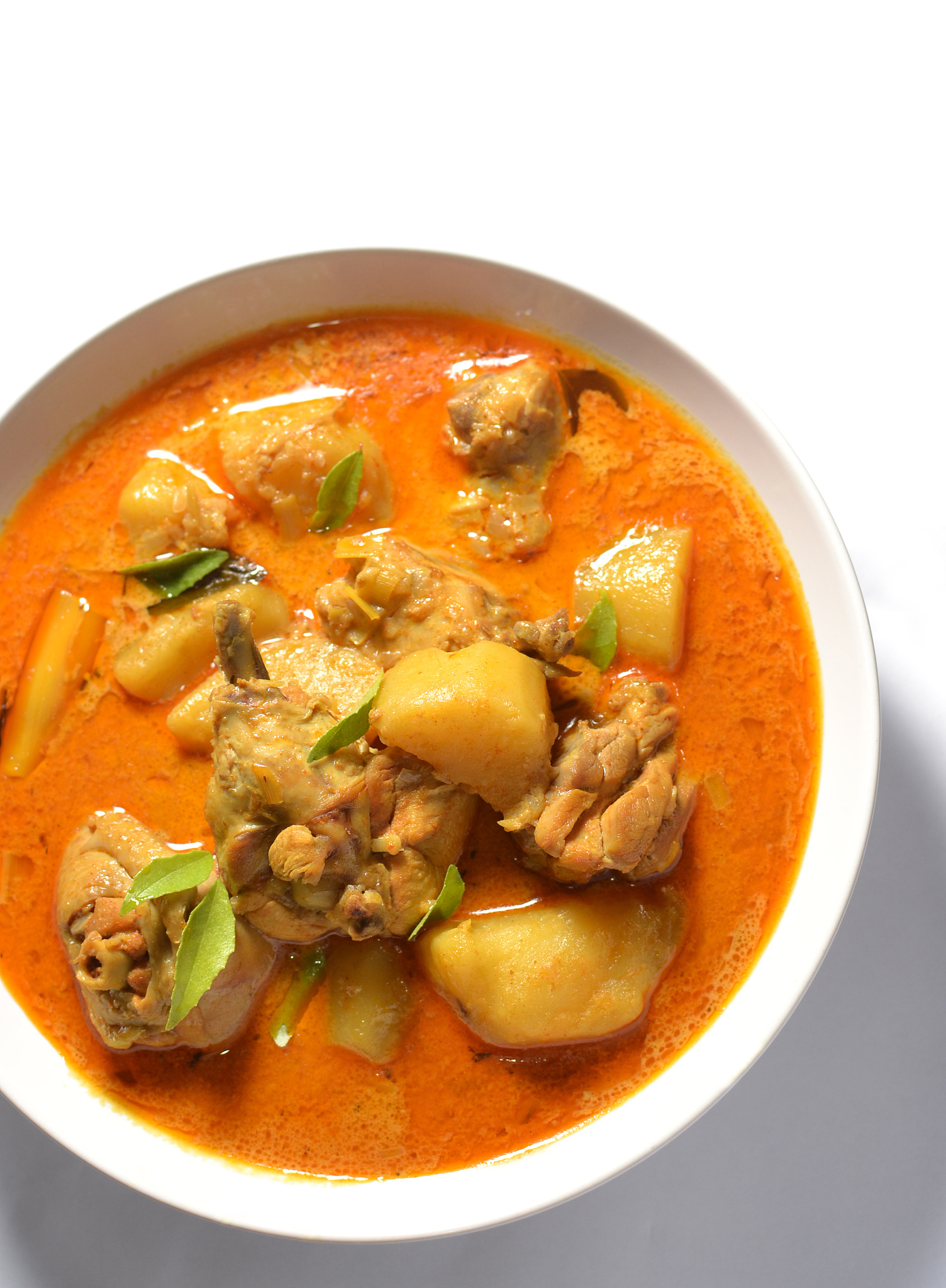 100字的中文美食大众点评关于大鸡腿汤咖喱从外观和口感味道三方面写