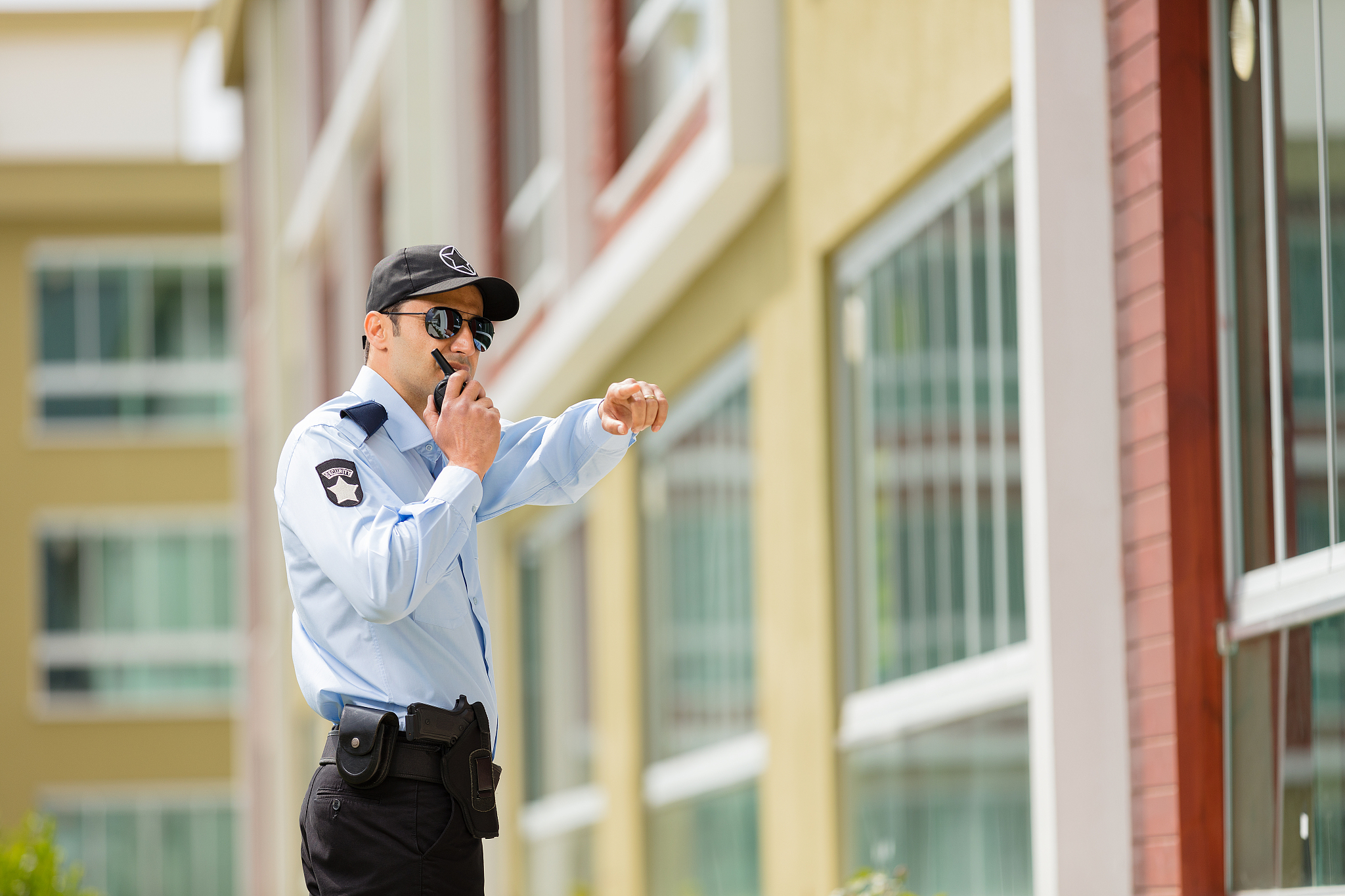 加强治安保卫措施，维护社会安全稳定