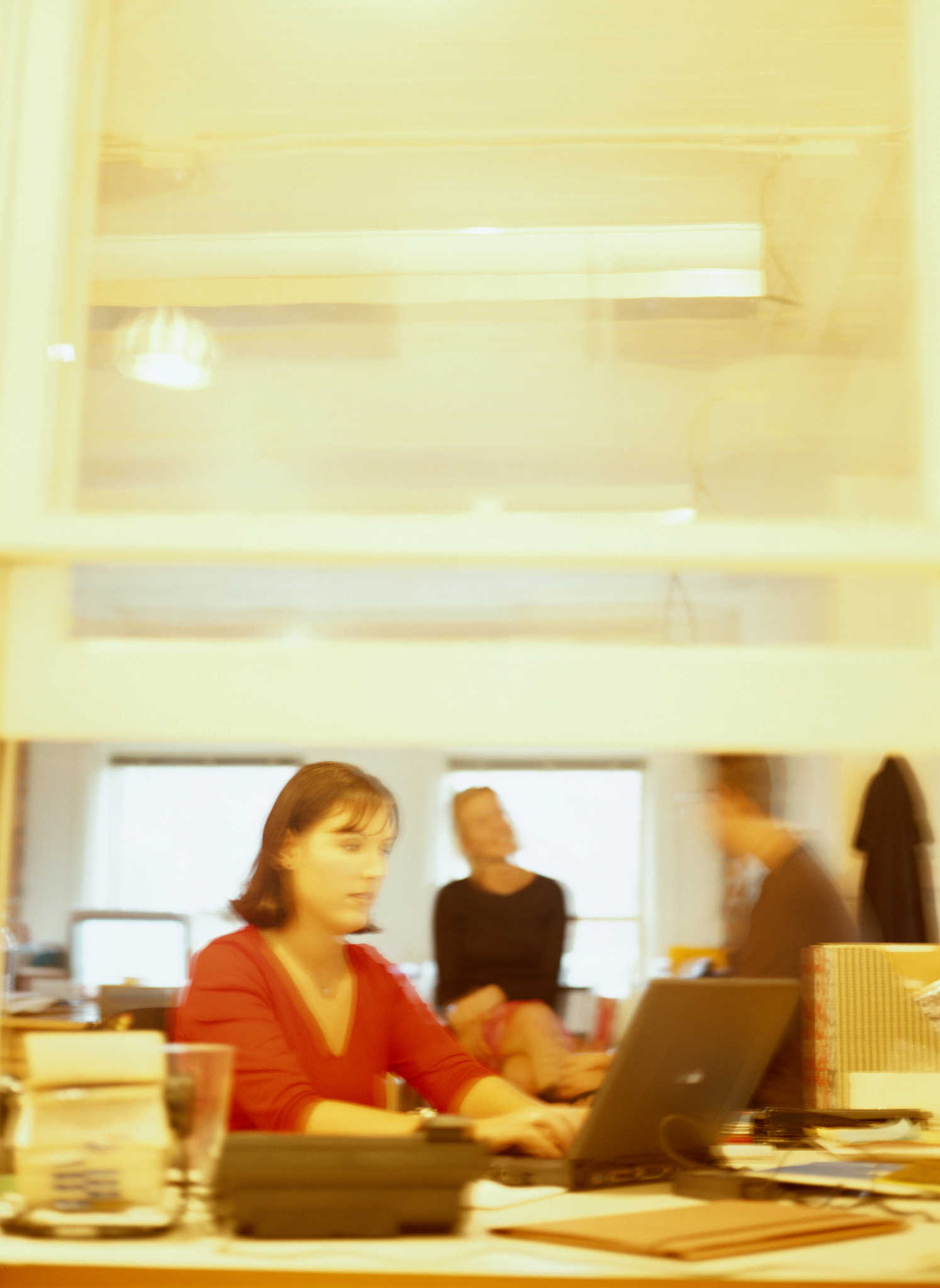 女生什么底层工作是一直上夜班还比较闲一些可能的底层工作需要上夜班同时比较闲的包括：1 前台接待员：在酒店、健身房、娱乐场所等场所负责接待客人、解答问题夜班时客流量较少工作相对轻松。2 仓库管理员：在物流仓库中夜班时无需处理出货入货等繁忙工作只需要进行简单的库存盘点和整理工作。3 超市收银员：夜班时超市客流量较小收银员可利用空余时间整理商品、清洁工作台等。4 清洁工：在商场、办公楼等场所中夜班时无人