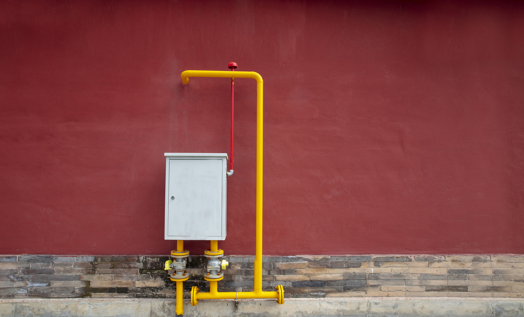 关于绿色家园小区天然气管道泄漏治理过程中气体传感器和监测系统设计写成一段话的形式。