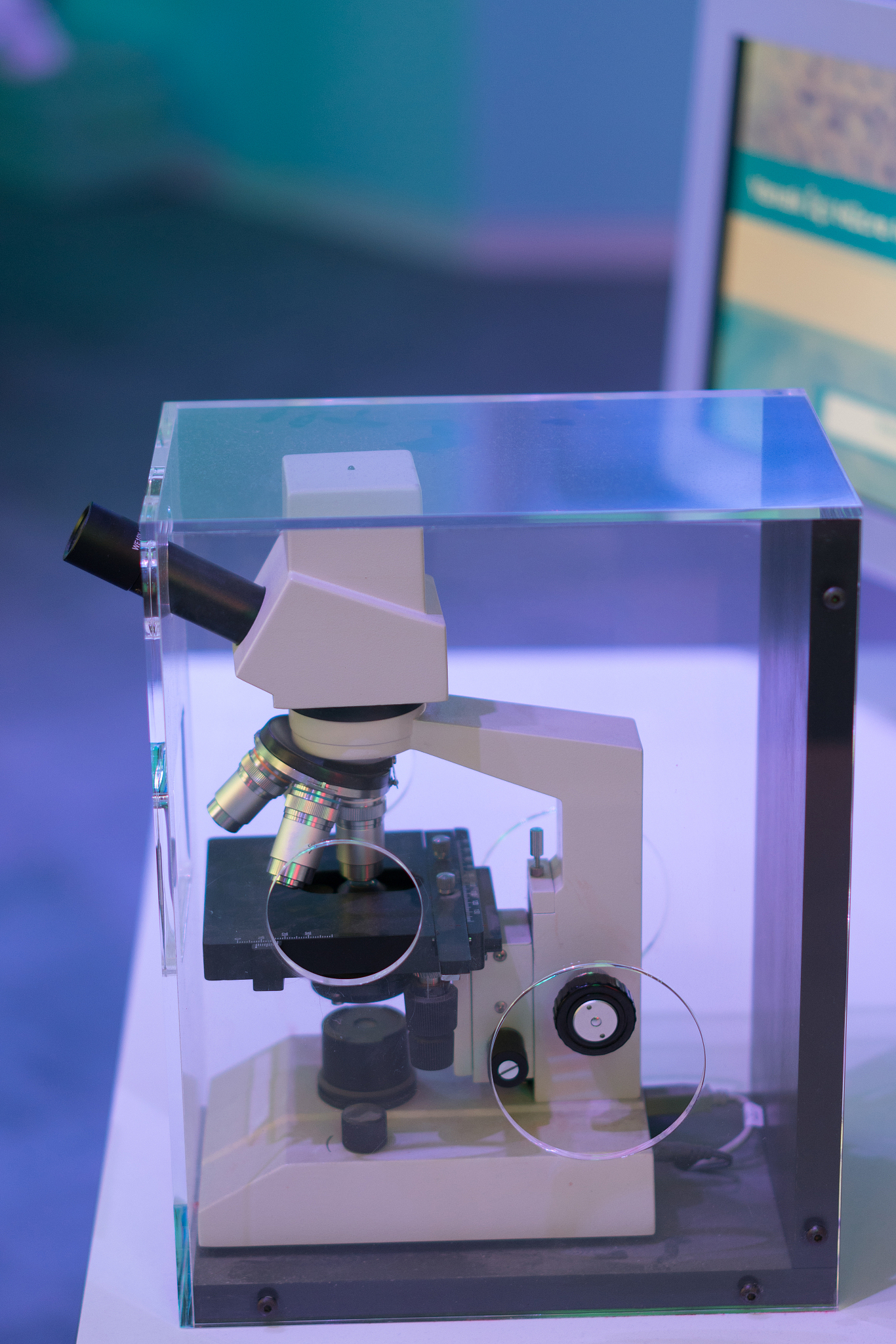 帮我润色下面这句话：Therefore a more attractive and feasible approach to obtain high power 209μm laser output with compact structure is by utilizing a Tm-Ho co-doped YAG crystal