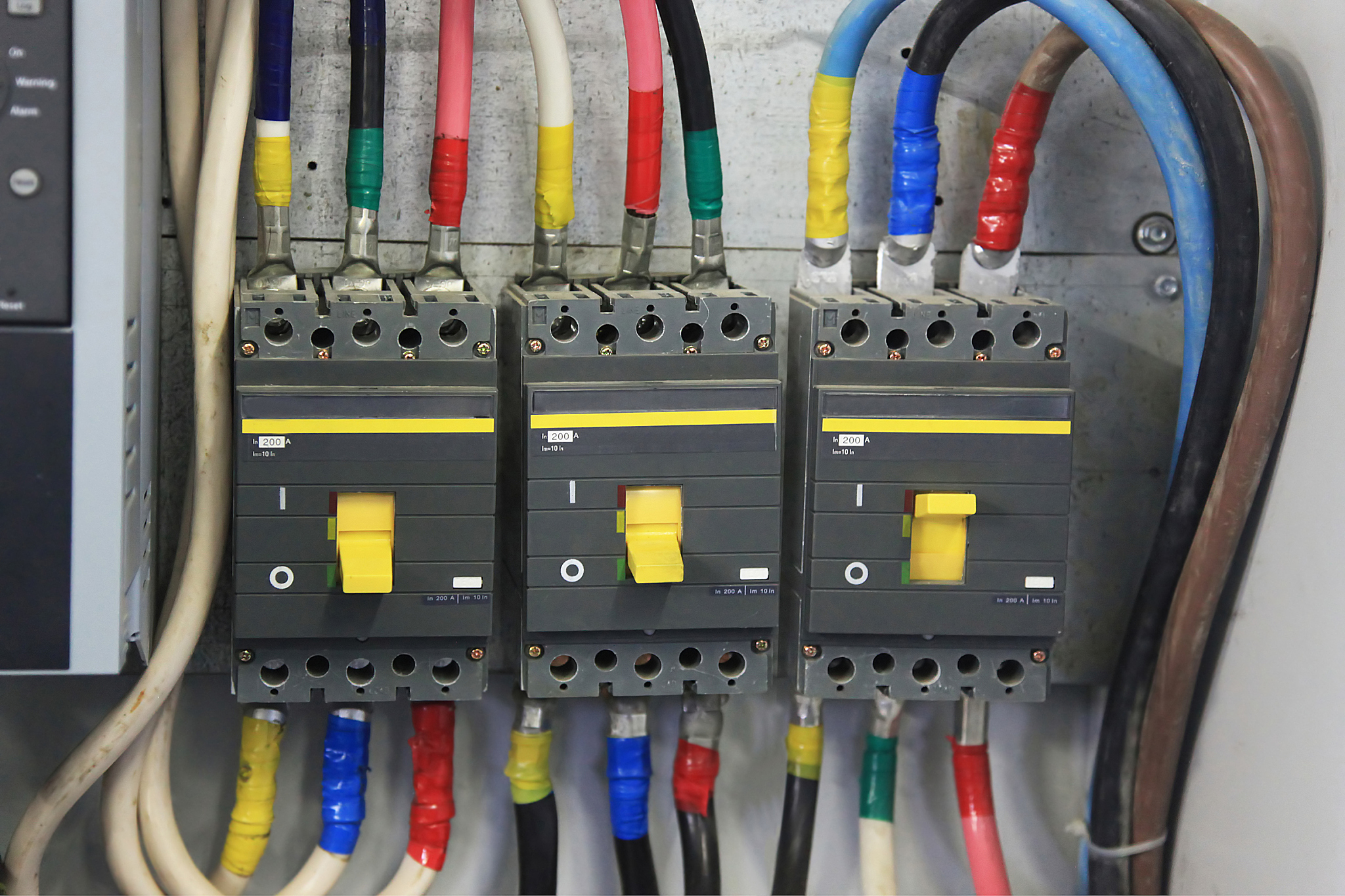 列出真空断路器的主要参数中英文