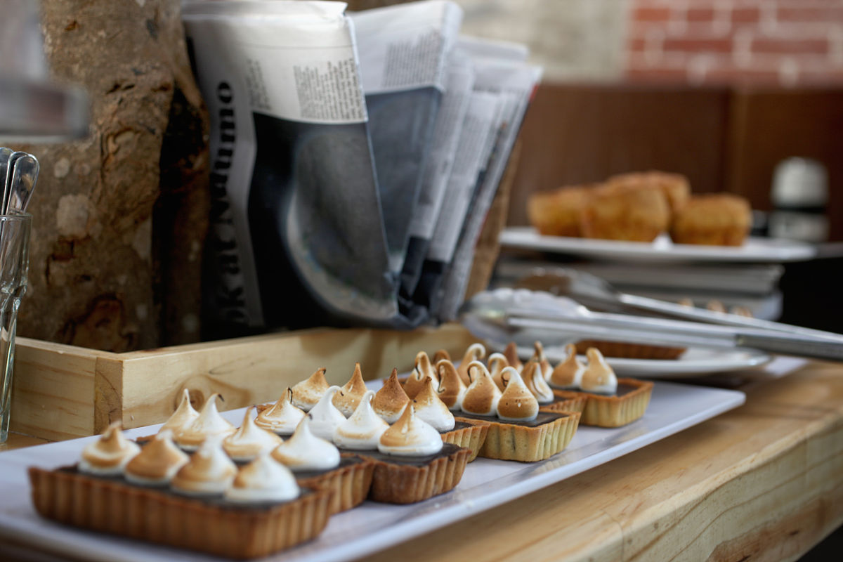 请帮我策划3个高端家居品牌秋日烘焙沙龙的slogan