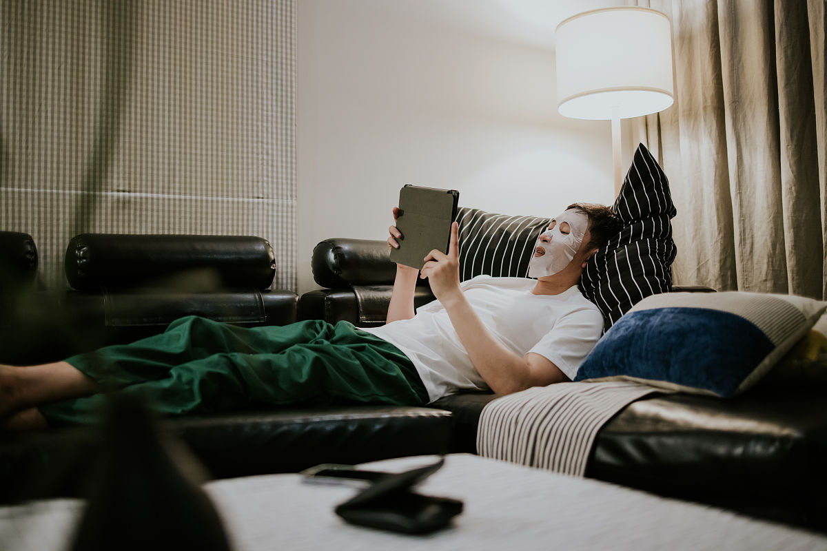 帮我写一下以下每件事情50字的感想1 睡懒觉睡到十一点嘎嘎爽。2 下午和同学一起LOL开黑上分玩的非常开心。3 晚上和舍友一起看了一场电影度过了一个愉快的晚上。