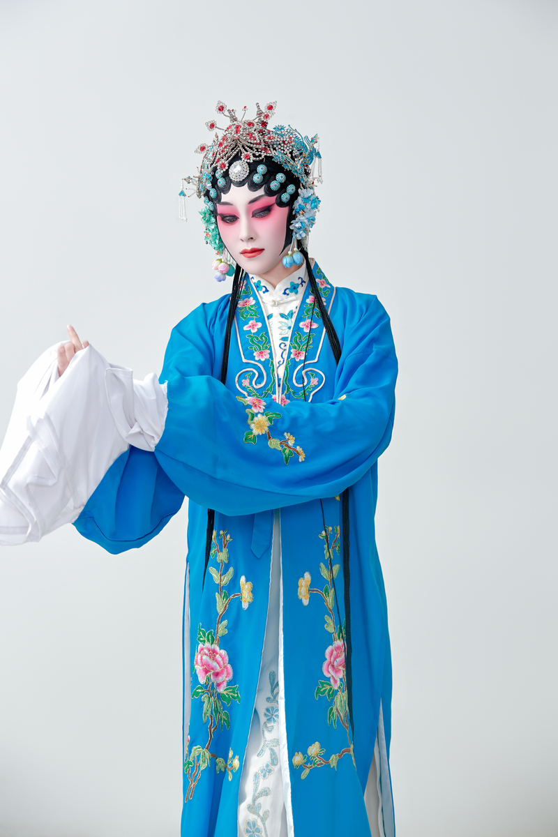 身着青衣的京剧和昆曲女演员,这两者被誉为中国戏曲的