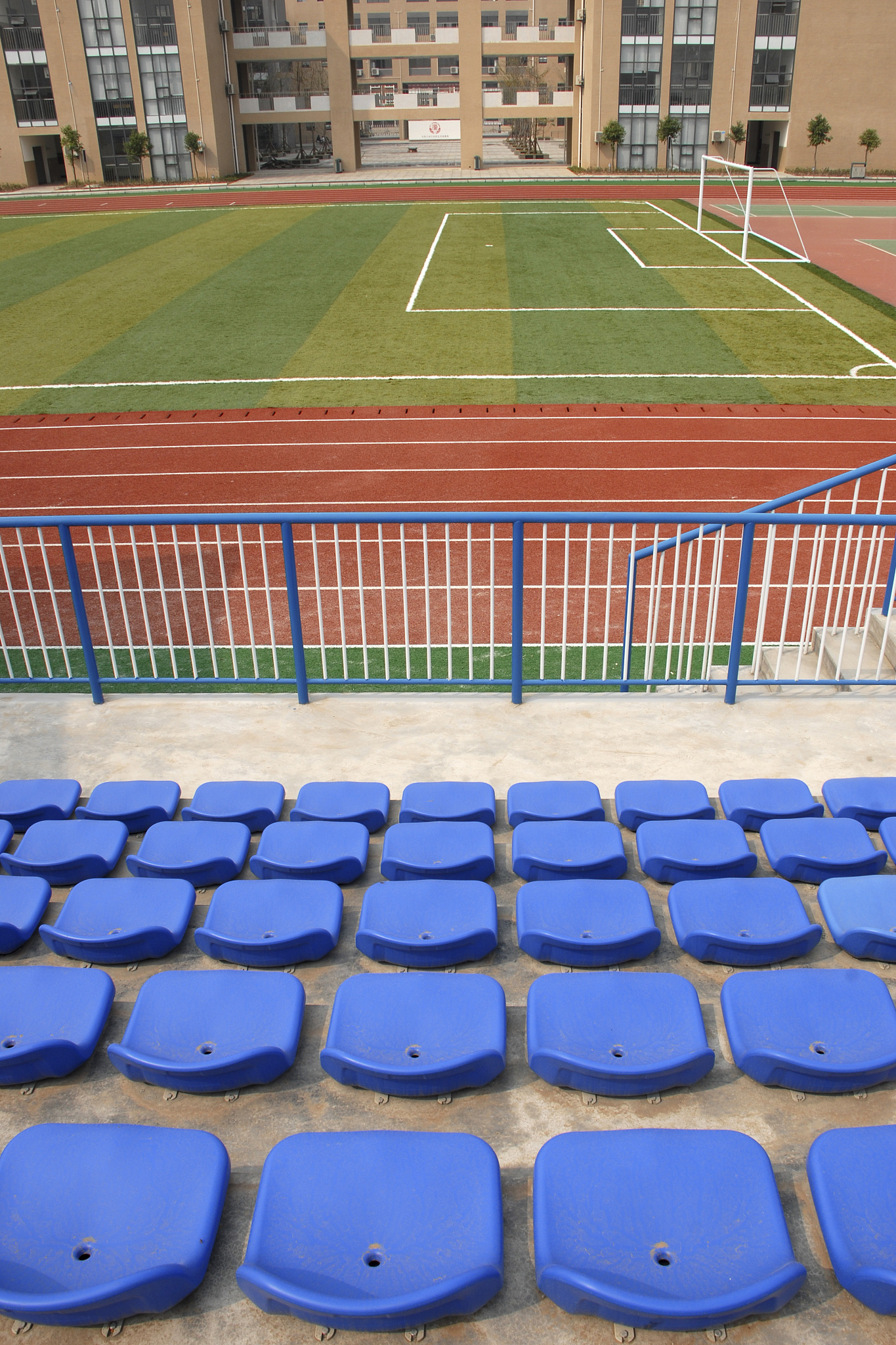 宜昌田家炳中小学塑胶跑道：国标蓝色，环保无毒，提升运动体验