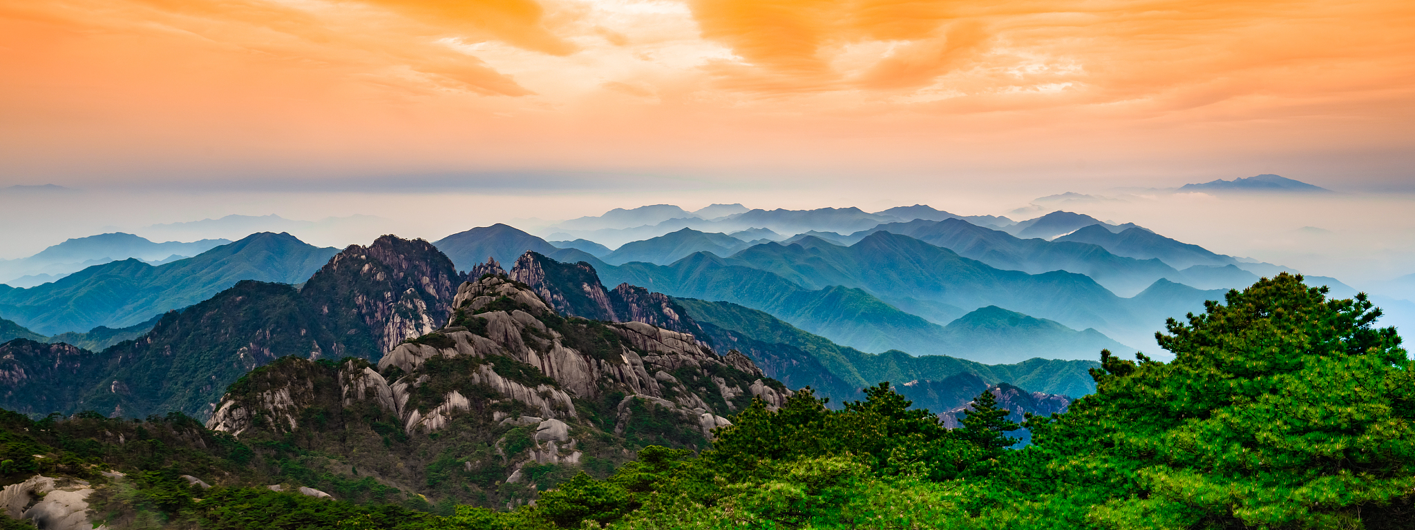 帮我润色一下这段话用中文：所以黄山的旅游电子商务要想发展起来需要大量的资本介入也需要大量的电子商务专业人才。