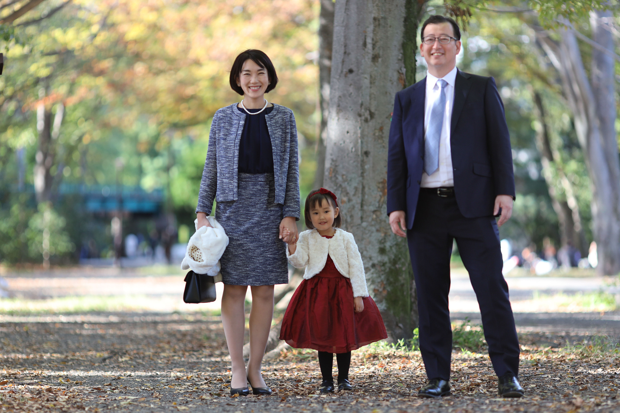 japanese parents with their daughter at shichi go san celebratio