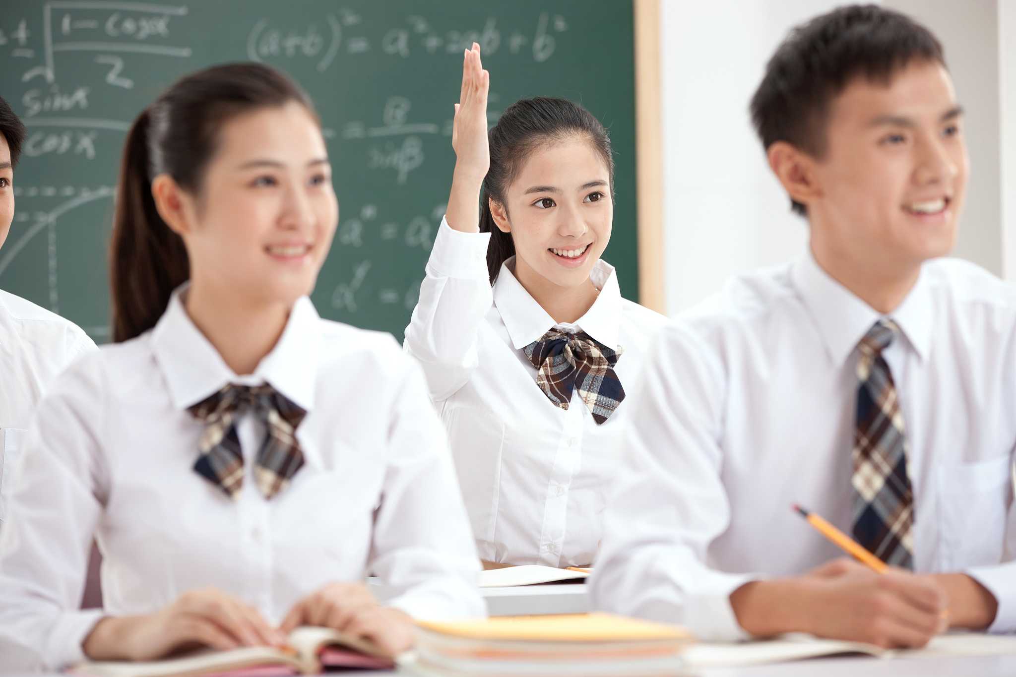 中学女生在教室的课堂上举手