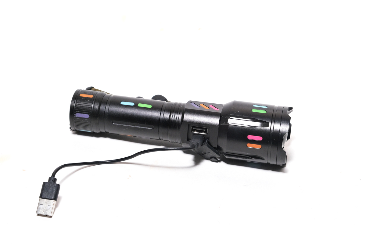 多功能手电筒设计背景2000字