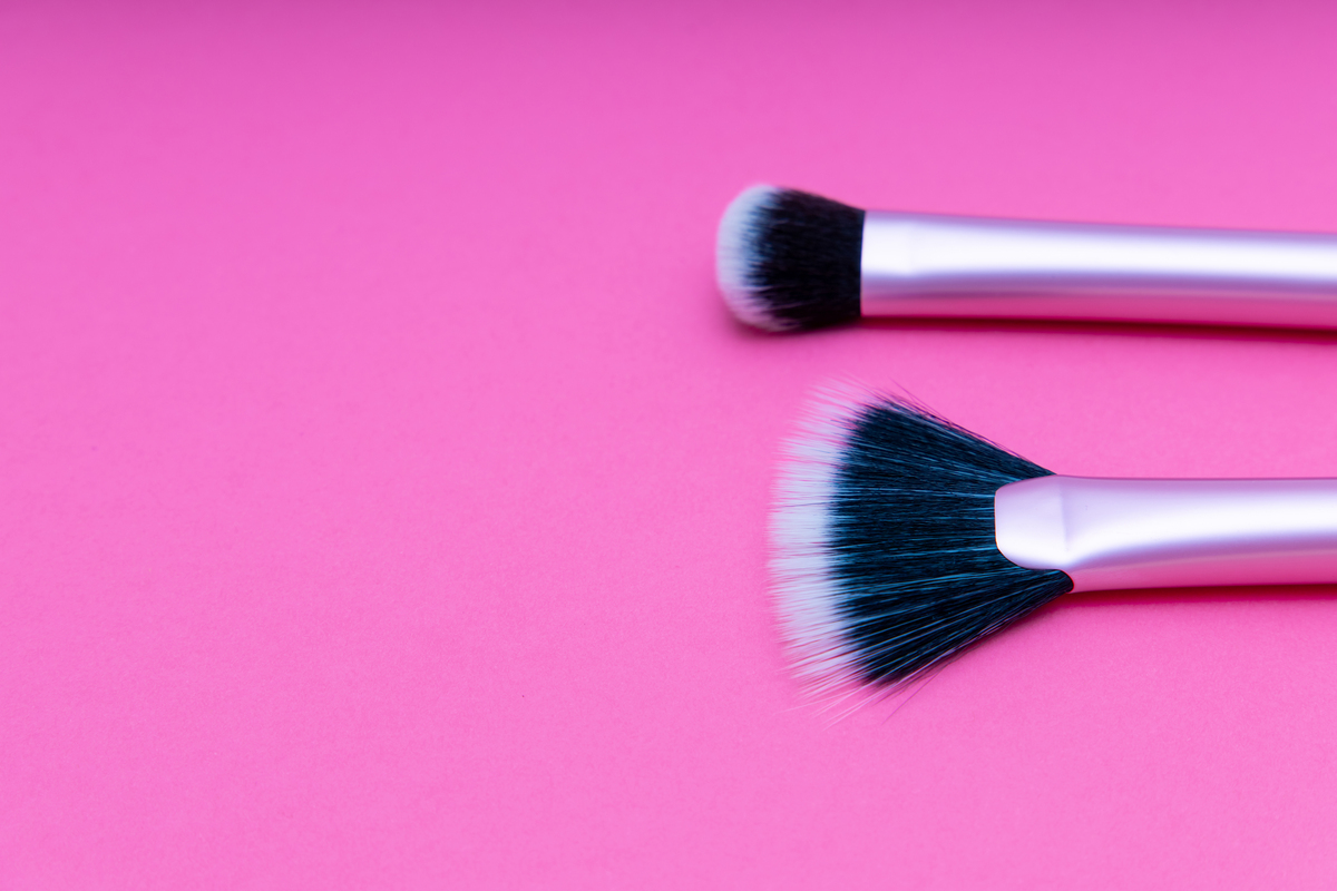 告别卡粉烦恼！这款魔法粉底刷让你拥有无暇奶油肌！