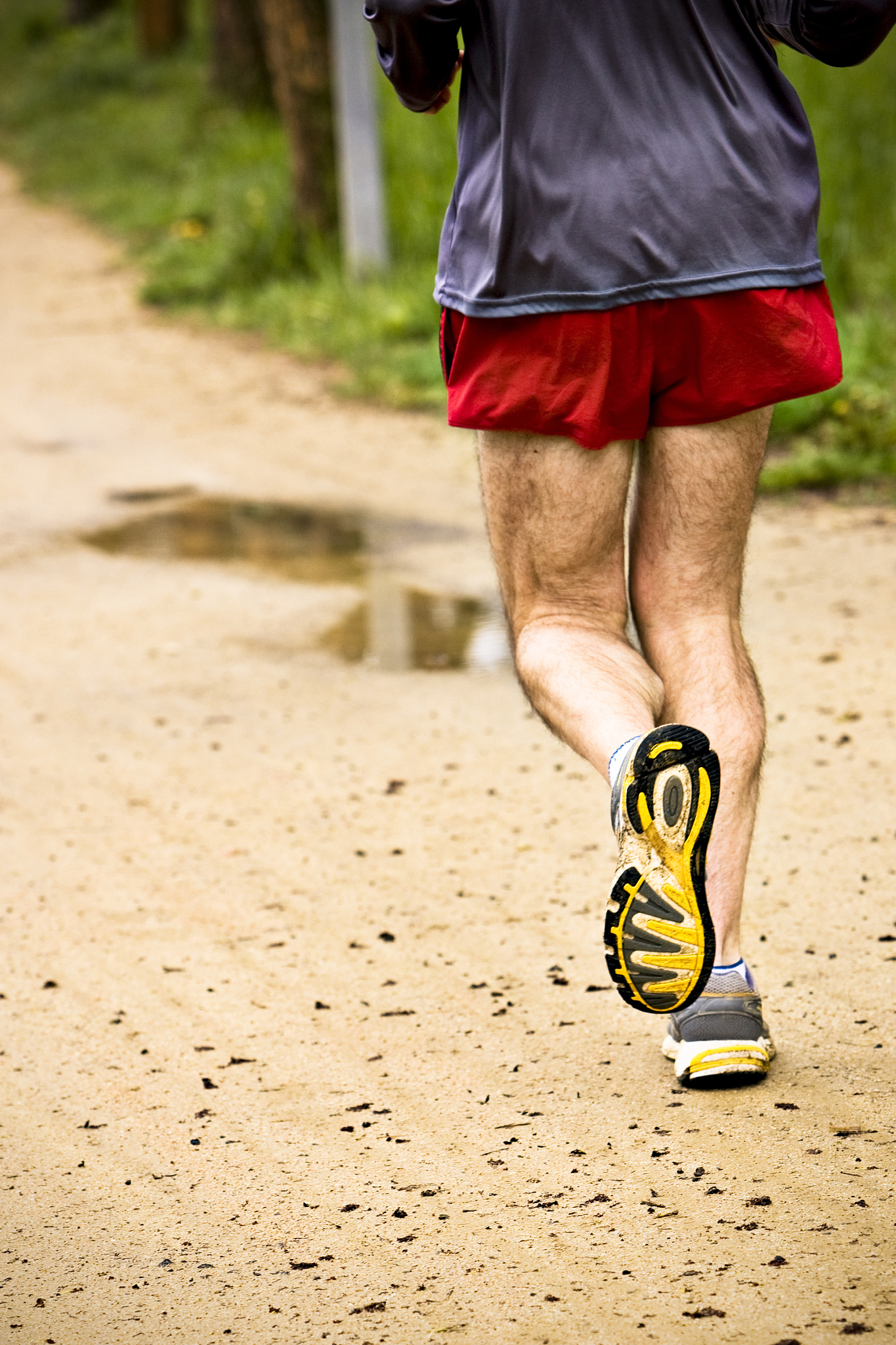 分析小鞋子越野赛跑片段 脚步声、妹妹的声音、呼吸声、鸟叫声以及没有背景音乐的作用