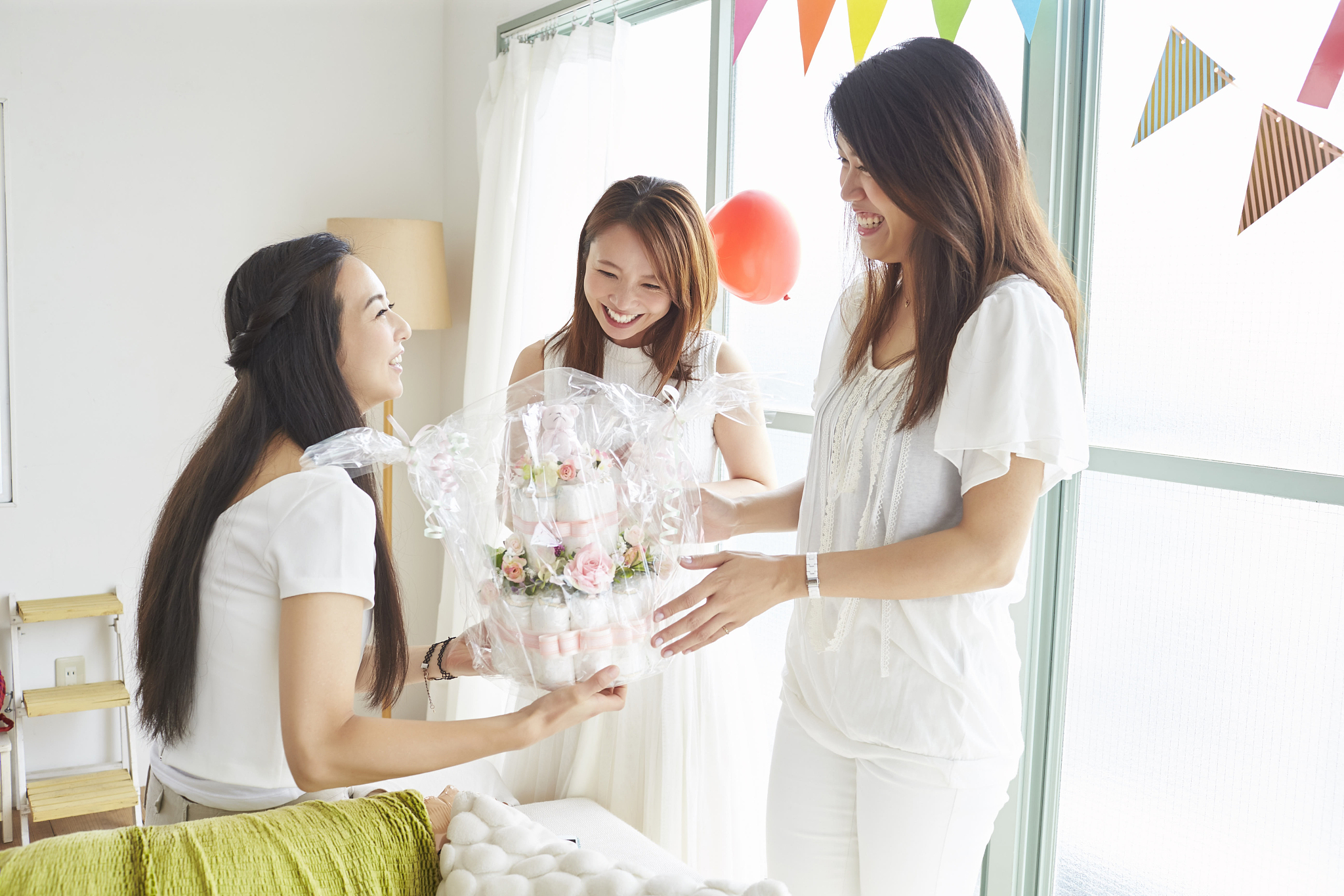 在不改变意思的情况下精简内容：婚姻对女性的影响因人而异以下是一些可能的影响：1 家庭责任：婚姻给女性带来的最大变化就是家庭责任。她们需要照顾孩子照顾丈夫和家庭这通常需要投入大量的时间和精力。2 快乐和满足感：对于那些感到满足和快乐的女性来说婚姻可能会给她们带来更多的幸福感。结婚后女性通常会拥有一个支持和关爱的伴侣这可以带来更多的安慰和满足感。3 社会认可：在某些社会中结婚被视为女性的一种社会认可和