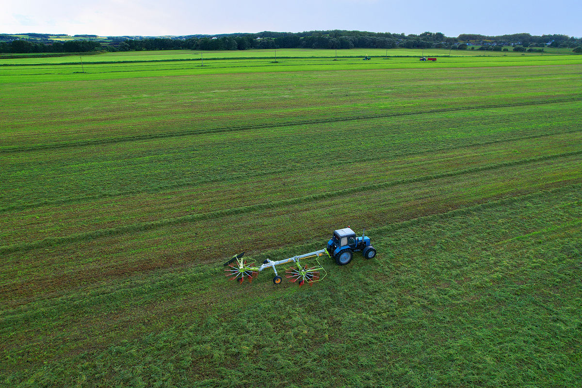 帮忙续写：从小就特别喜欢农业机械年少时看到别人开着拖拉机就特别羡慕。大学毕业刘林欣被分配到县拖拉机站成为了一名操作员