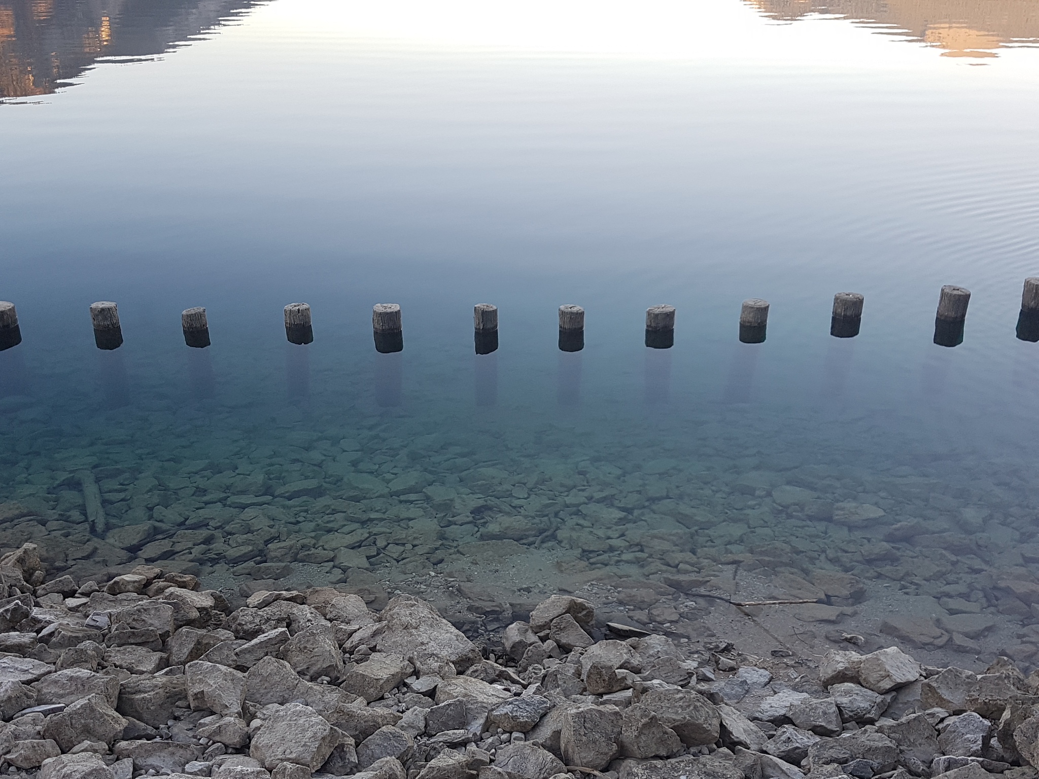 鹤城是一座位于中国福建省南部海域的古代水下城市遗址发现于1987年。据考古学家估计鹤城建于唐朝或宋朝时期距今已有1000多年的历史。鹤城位于福州湾东南部的深海中在海拔15-25米的海底上分布着数十个建筑群和坊市。这些建筑群包括宫殿、祭祀场所、工匠作坊、商业贸易场所等展现了古代中国沿海城市的繁荣景象。此外鹤城还出土了大量保存完好的文物和器物包括青花瓷碗、铜钱、珊瑚、贝壳等这些文物和器物反映了当时的生