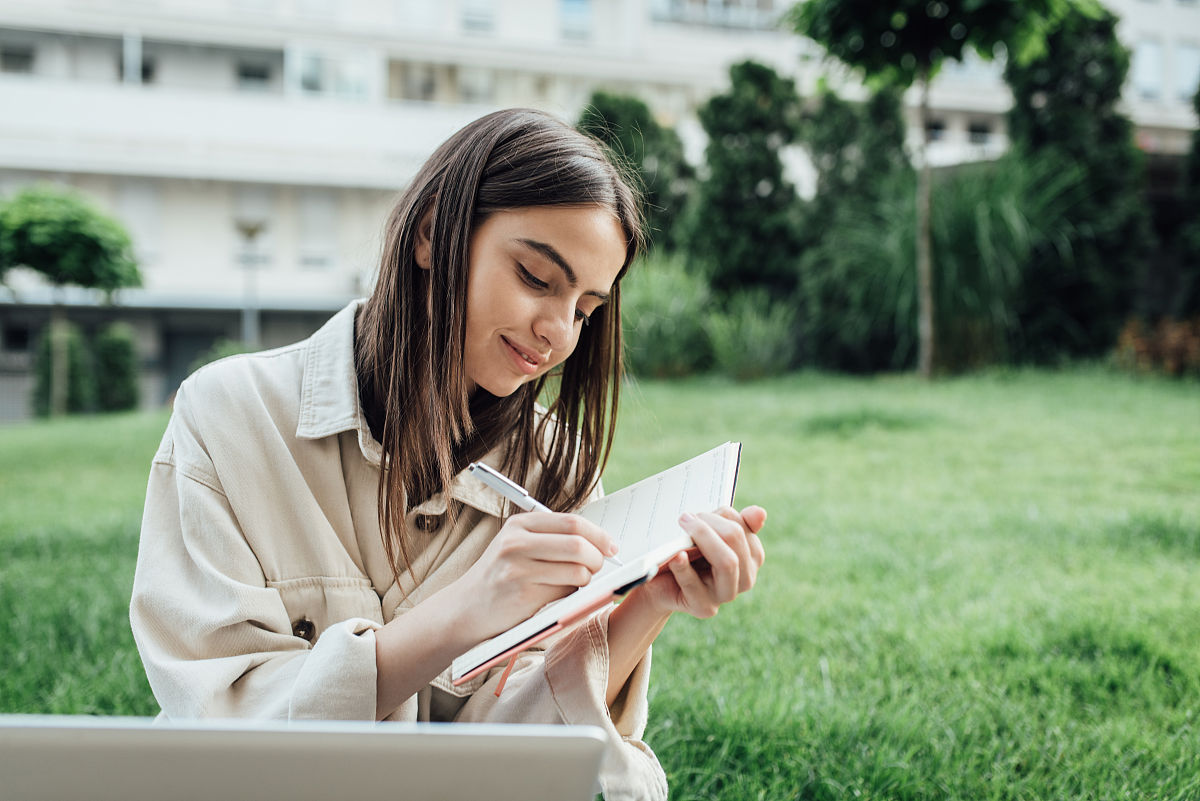 多选题请详细回答：逻辑判断中原因解释的根本要求是A原因永远在结果之前B原因与结果之间应该有必然性的联系C原因不必在结果之前D原因与结果要同时存在