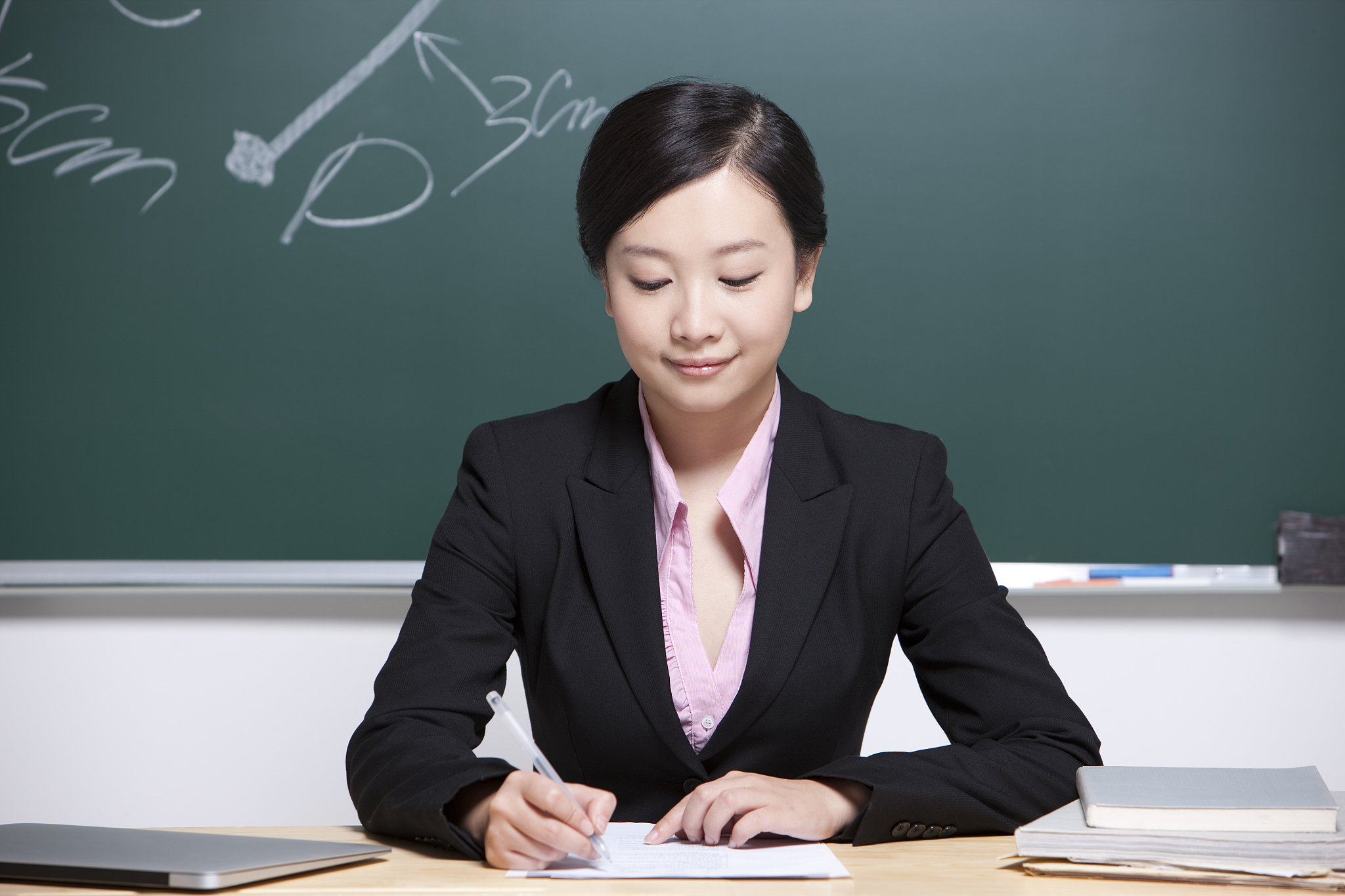 请润色以下内容1职业概述中学是步入大学的关键一步是知识积累的重要时期。中学老师在关心学生健康成长的同时一个重要的任务就是传授知识。中学的学习方式不同于大学的自由学习它需要老师一字一句的传授将知识点讲得面面俱到且需要不断地强化记忆这也就使得中学老师需要承担较大的压力。即便如此中学老师也为自己对学生在重要时期起到的推动作用感到无比的欣慰和自豪。2工作内容安排教学进度按照大纲要求备课并作好备课笔记按时提