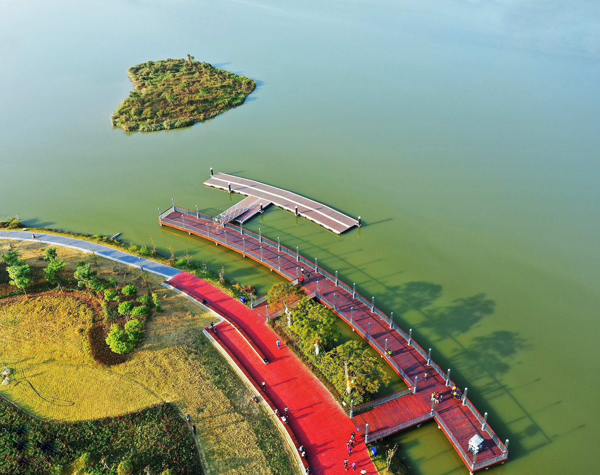 请你用严谨专业的语言改写下面这段话字数不需要精简太多：本项目是构建荆门市北部片区百里画廊的需要。荆门市北部较有名的旅游景区有大洪山风景区、温峡湿地公园、长寿温泉、仙居河国家湿地公园、青林寨等等本项目作为荆门市北部片区百里画廊的组成部分有效串联各大景区构建荆门市北部漫游通道提升整个片区的旅游竞争力起到积极作用。结合钟祥市旅游产业发展十四五规划十四五期间振兴旅游产业壮大旅游总量巩固并提升旅游支柱产业地