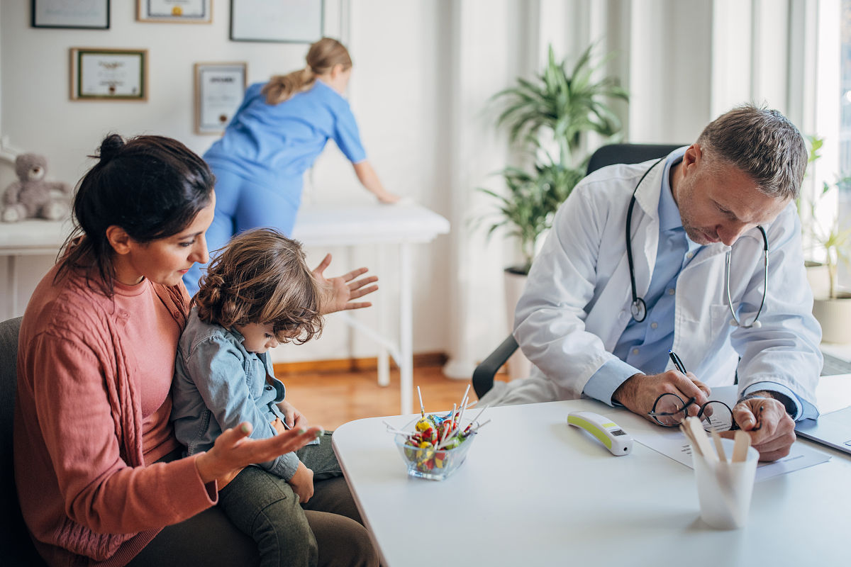 8个月小孩子两三天拉一次屎算便秘吗