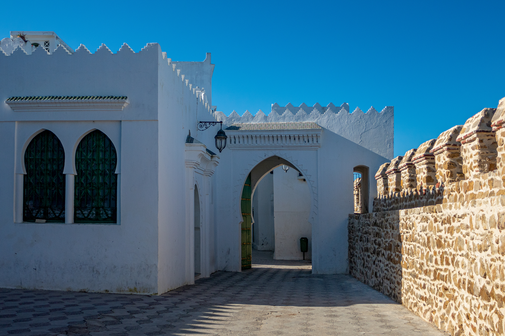 请帮我写几句形容法国文化和摩洛哥文化相互交融和碰撞的文字