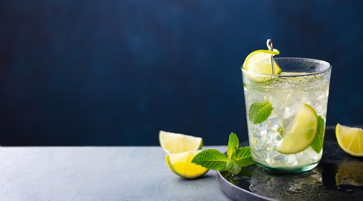 夏日消暑圣品：饮料的完美场景描写