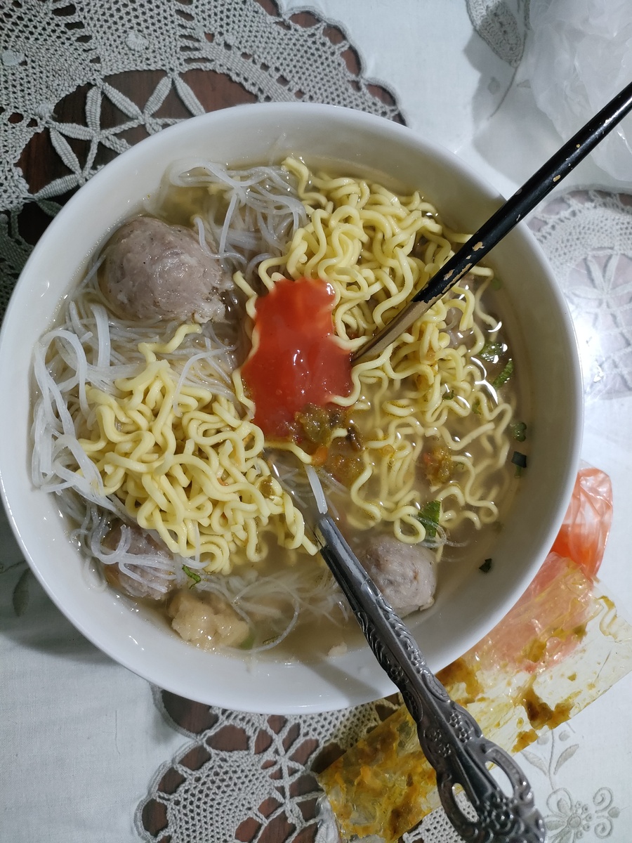 写一份关于牛筋面的短视频广告话术 要求：突出卖点 便携 凉水冲泡就可以吃 自带调料包