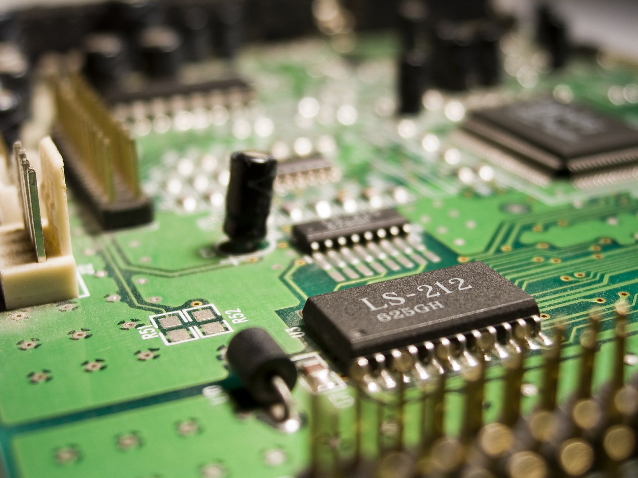 改写在 1947 年贝尔实验室制作出了世界上的第一个晶体管随后在 1940 年 Schockley发明出来了双极型晶体管之后 Harris 在 1956 年用分立的元件发明了采用双极型晶体管制作的第一个数字逻辑门在 1962 年出现了世界上的第一款真正成功的 IC 逻辑系列 TTL晶体管-晶体管逻辑后来由于双极晶体管本身的原因导致用其制作的数字逻辑每个门的功耗太大最终限制了可以可靠的集成在单片、封