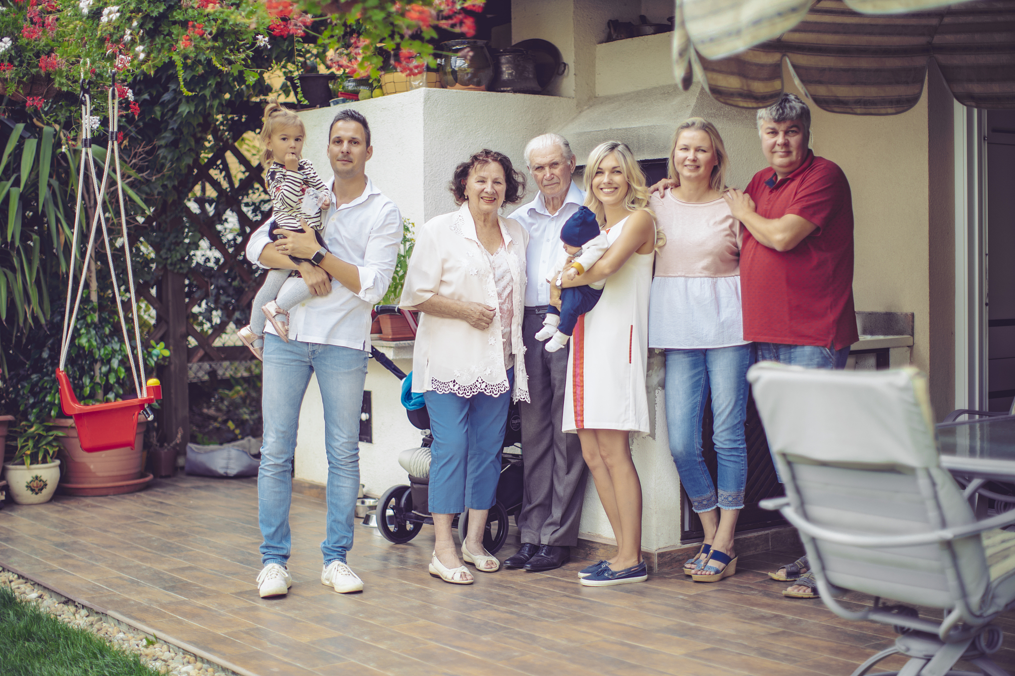 考研复试现场，请以第一人称用英语简单介绍一下你的家庭（一家三口，
举点例子）