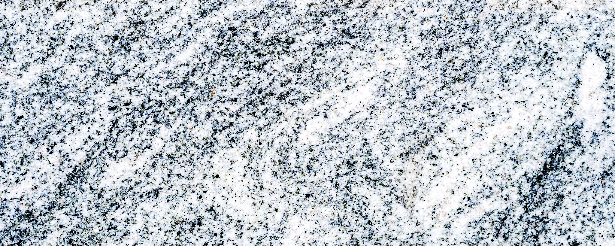 请从经验丰富的专业人士角度为我详细说明水泥的具体生产流程以及石灰石在生产流程中是如何发挥作用的