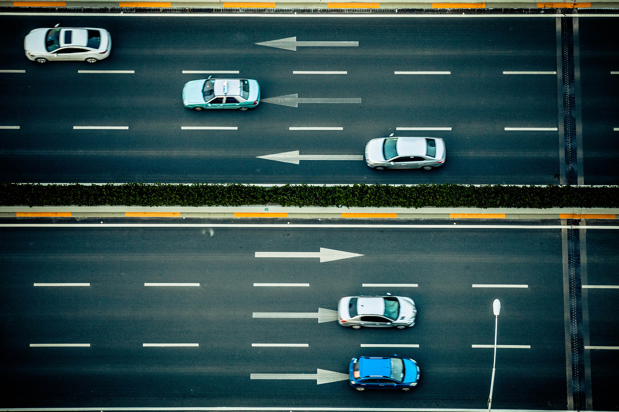 车队中车辆紧急刹车后加速度变化分析