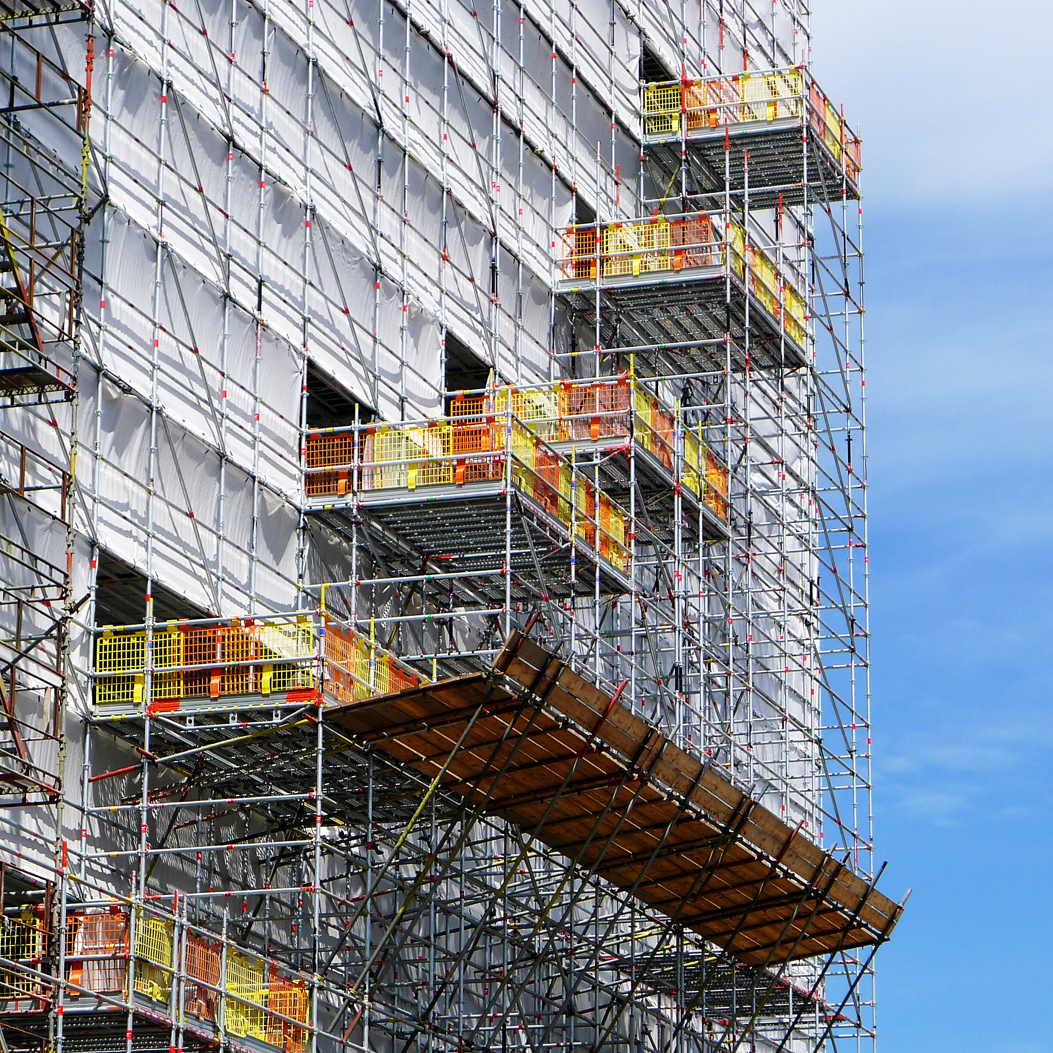 高空作业安全指南：脚手架、梯子和起重机的使用