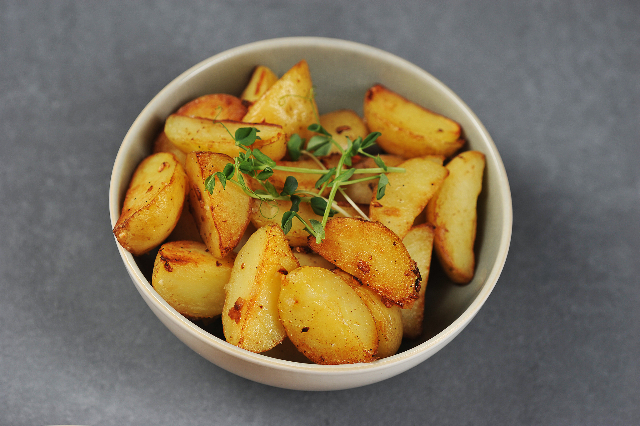 喜欢的女生说今天的土豆看似没有上色煮了一段时间之后我今天的水没有加那么多它那个颜色好像是更深了和上次相比就感觉很不错我尝了一下味道形容不出来是什么味道有一点点咸感觉也不是我之前吃的那种红烧洋芋的那种味道不知道哪里出问题就有点点奇怪那个味道但是成色还是不错的。怎么回复？回复一条长一点的内容。