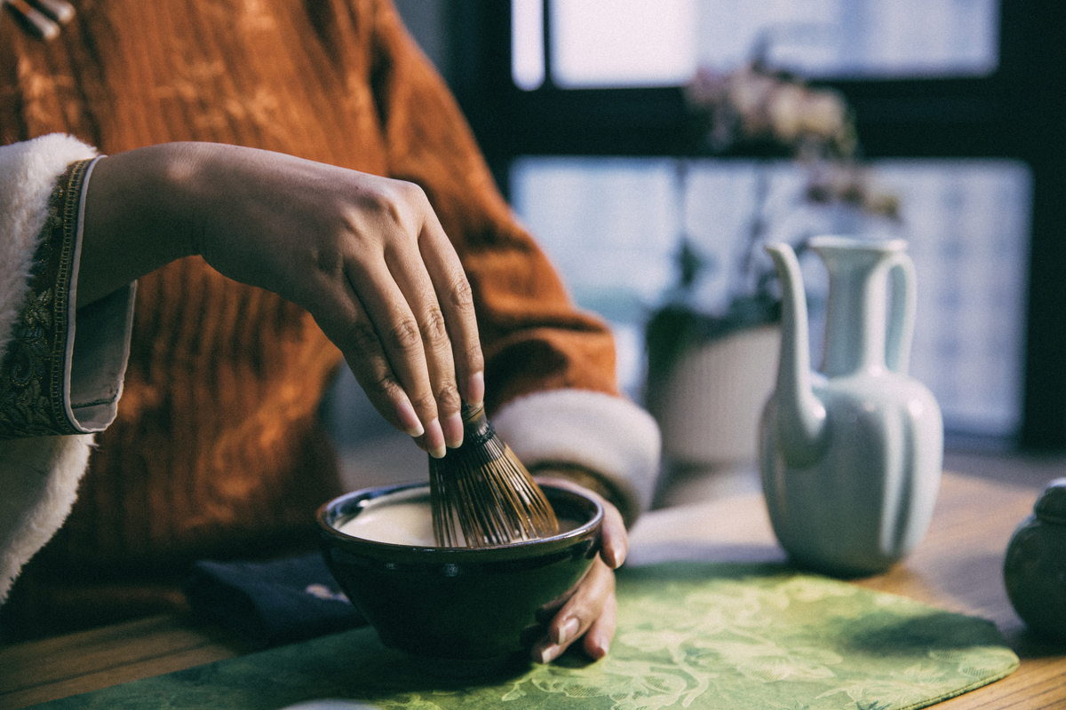 月光下的温馨对话：慈祥老婆婆与年轻人的茶叙