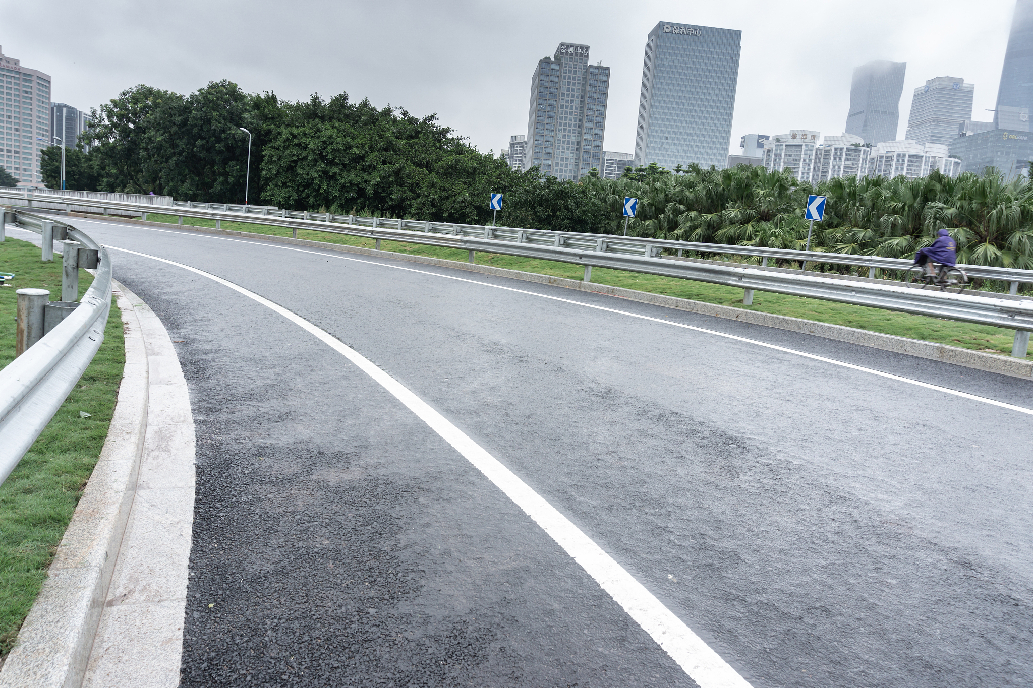 雨天出行安全指南：朋友圈文案，保障您的安全！