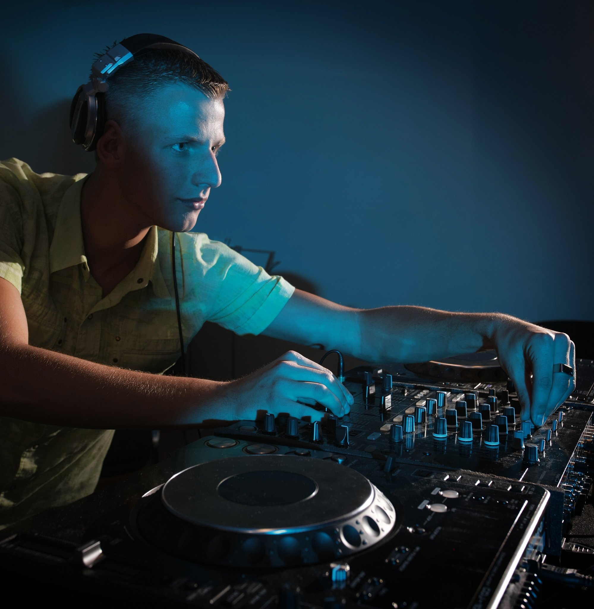 DJ Athena Intro: Electrifying Beats & Captivating Rhythms