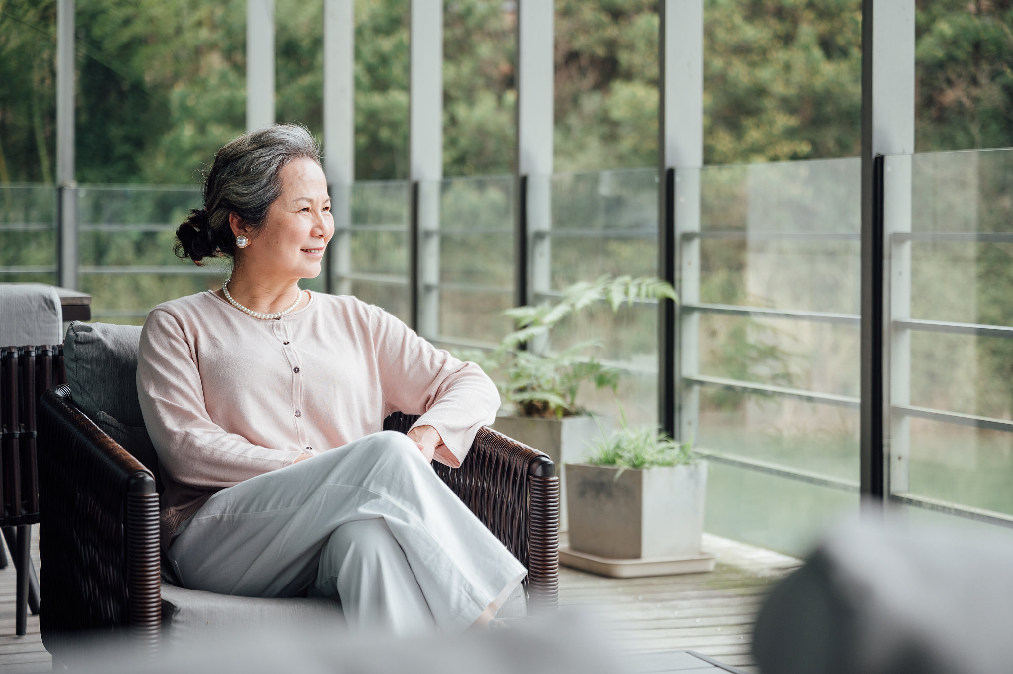 65岁活力老人优雅下台阶，展现自信与活力