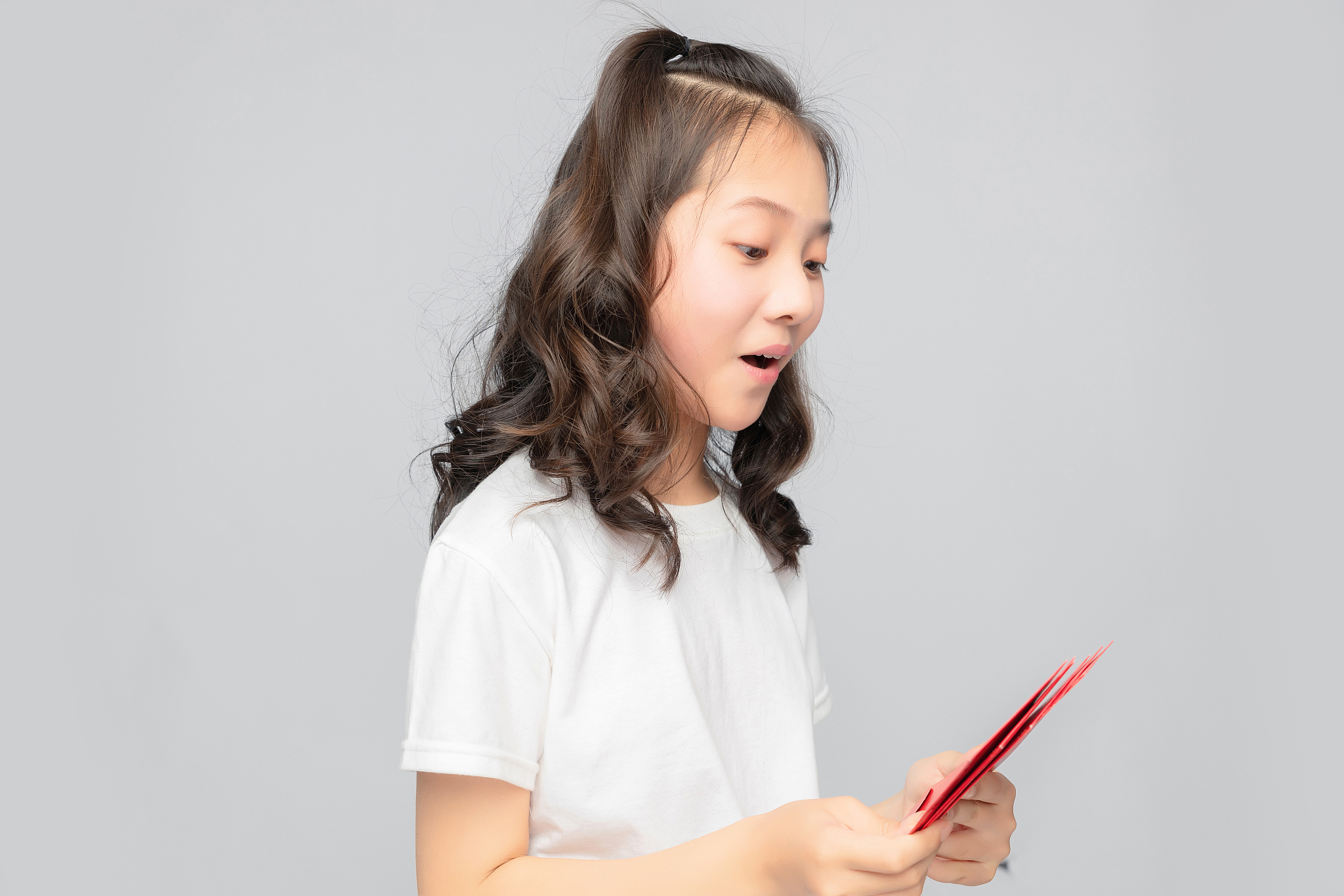 灰色背景里的亚洲小学女生