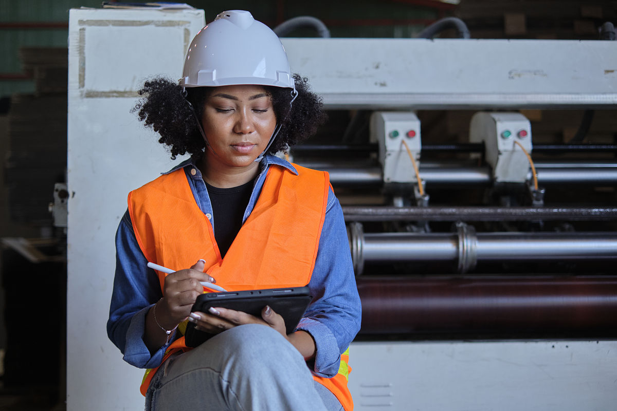 改进所提供文本的拼写、语法、清晰、简洁和整体可读性同时分解长句减少重复并进行扩写：同时在这一质量管理体系执行过程中为能了解其作用状况有必要对其在工程质量管理中的作用进行评估认识到这一质量保证体系存在不足然后对其加以完善与优化确保项目建设质量。